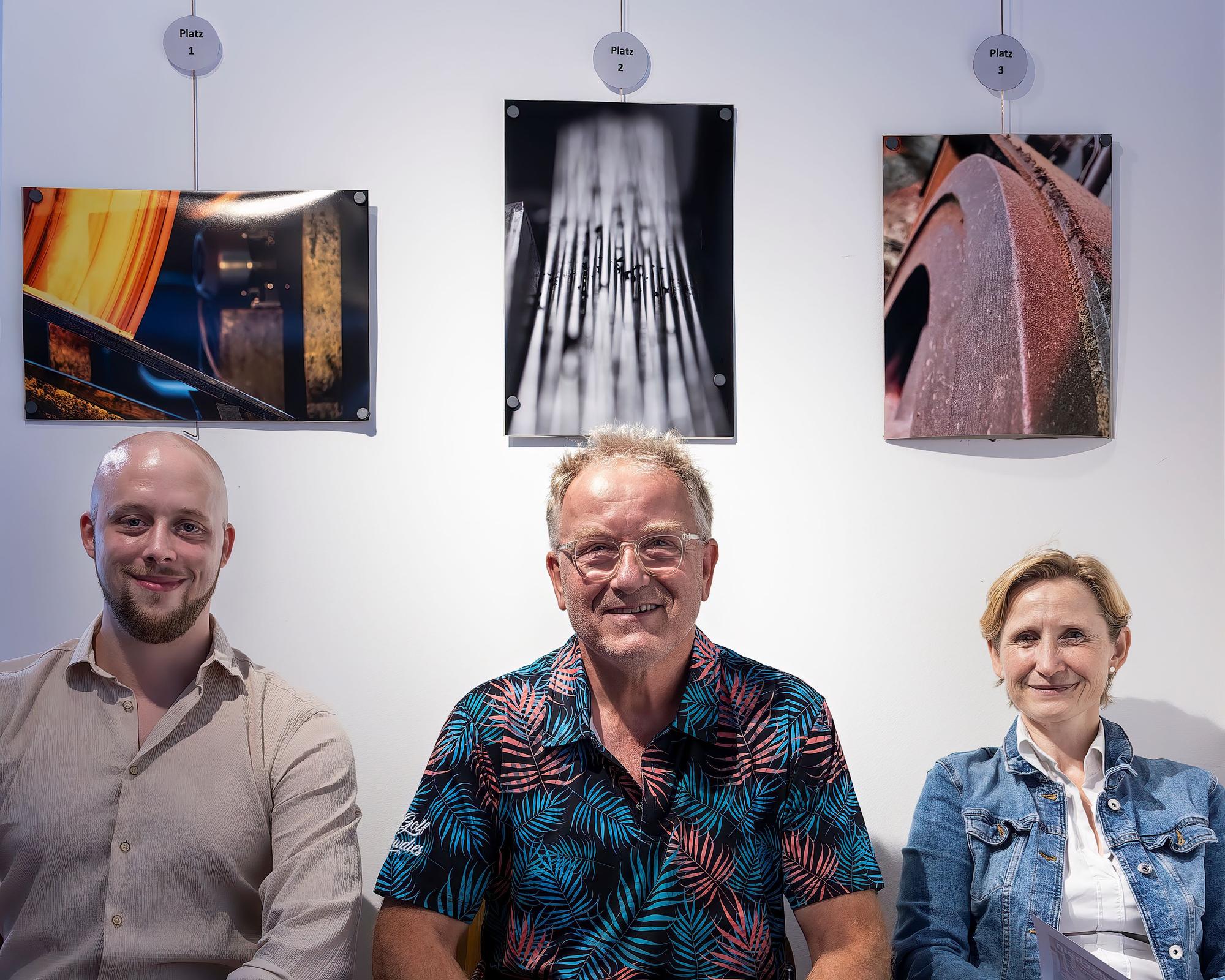 Gerrit Sauerwald, Dirk Handschumacher, Christine Fischer vor ihren Bildern.