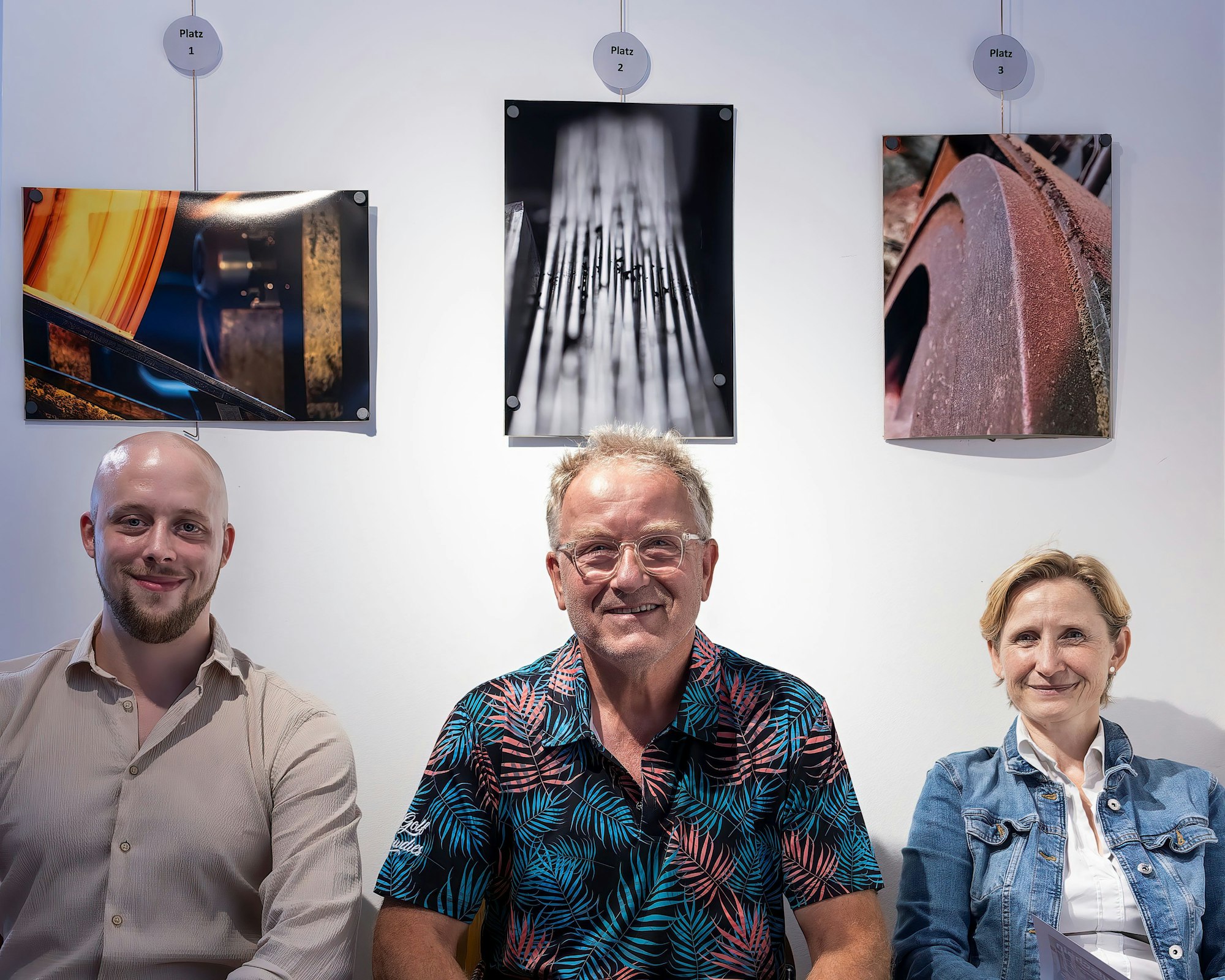 Gerrit Sauerwald, Dirk Handschumacher, Christine Fischer vor ihren Bildern.