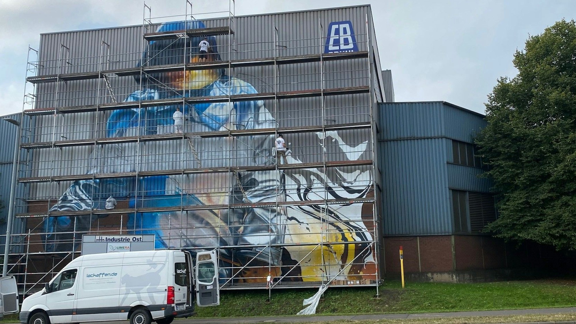 Zu sehen ist die Fassade des Brühler Eisenwerks.