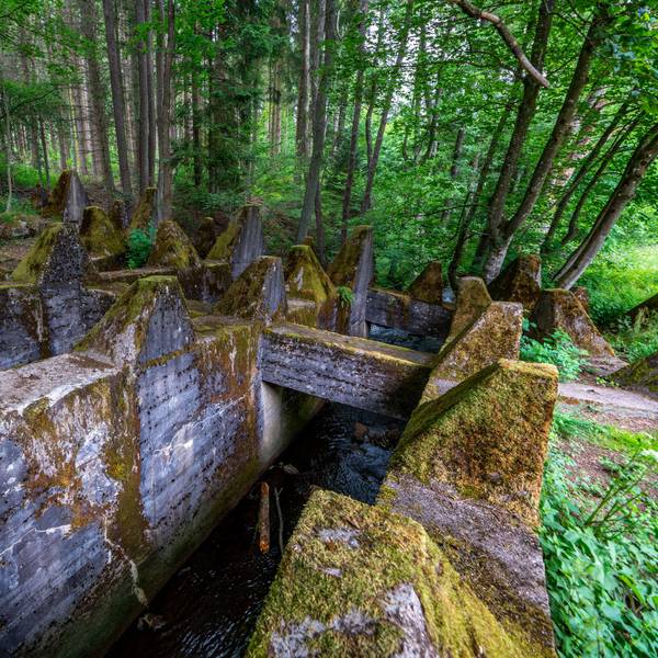 Reste des gigantischen Baus sind hier in Grölisbach, nahe Roetgen in der Eifel zu sehen. Es ist nur ein winziger Teil der Anlage.