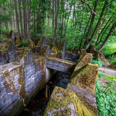 Reste des gigantischen Baus sind hier in Grölisbach, nahe Roetgen in der Eifel zu sehen. Es ist nur ein winziger Teil der Anlage.