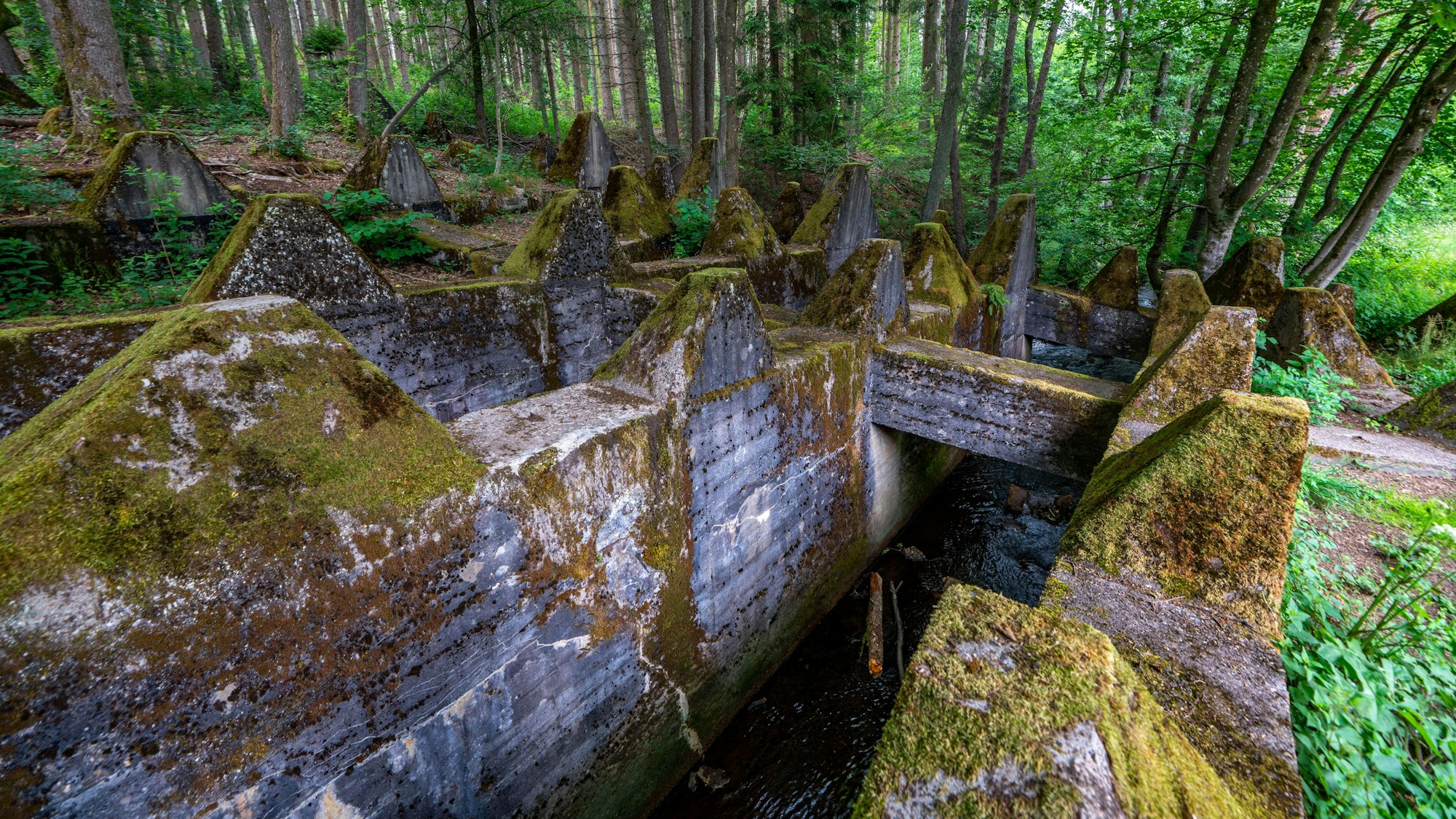 Reste des gigantischen Baus sind hier in Grölisbach, nahe Roetgen in der Eifel zu sehen. Es ist nur ein winziger Teil der Anlage.