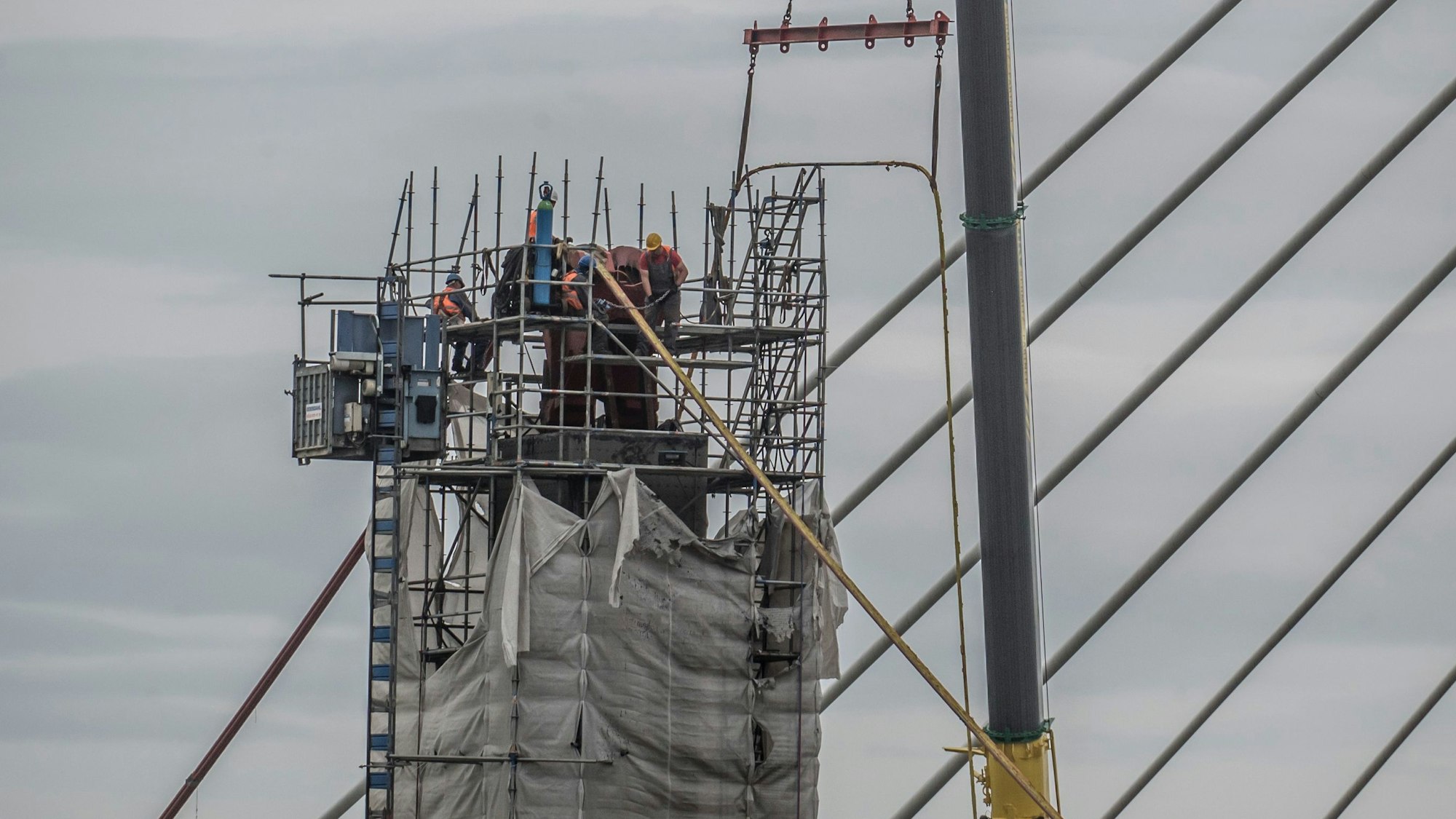 Die Unglücksstelle drei Wochen vor dem tödlichen Unfall: Von diesem Baugerüst stürzte ein 22-jähriger Arbeiter am 29. August 2024 in den Tod.