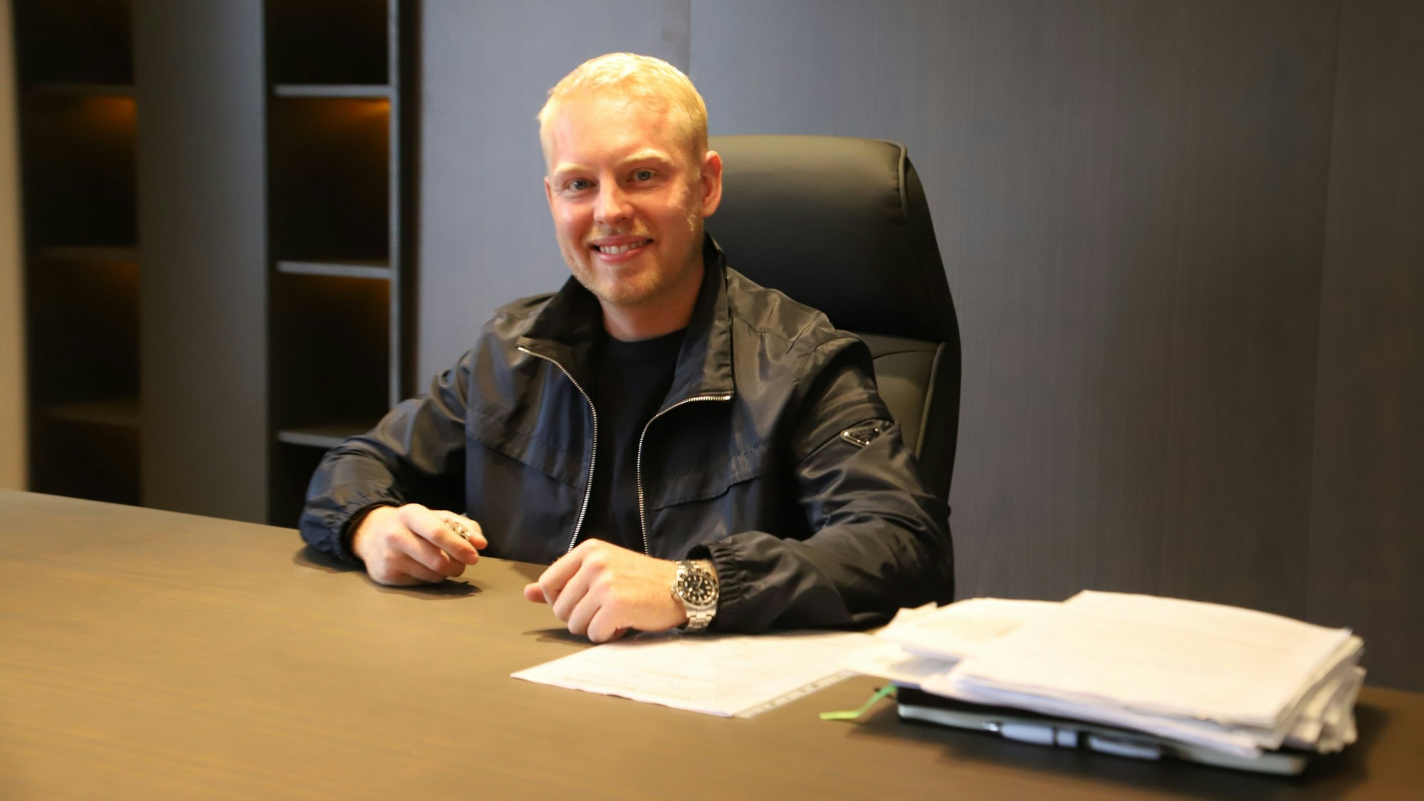 Der Jungunternehmer David Lorse sitzt in seinem neuen Büro..