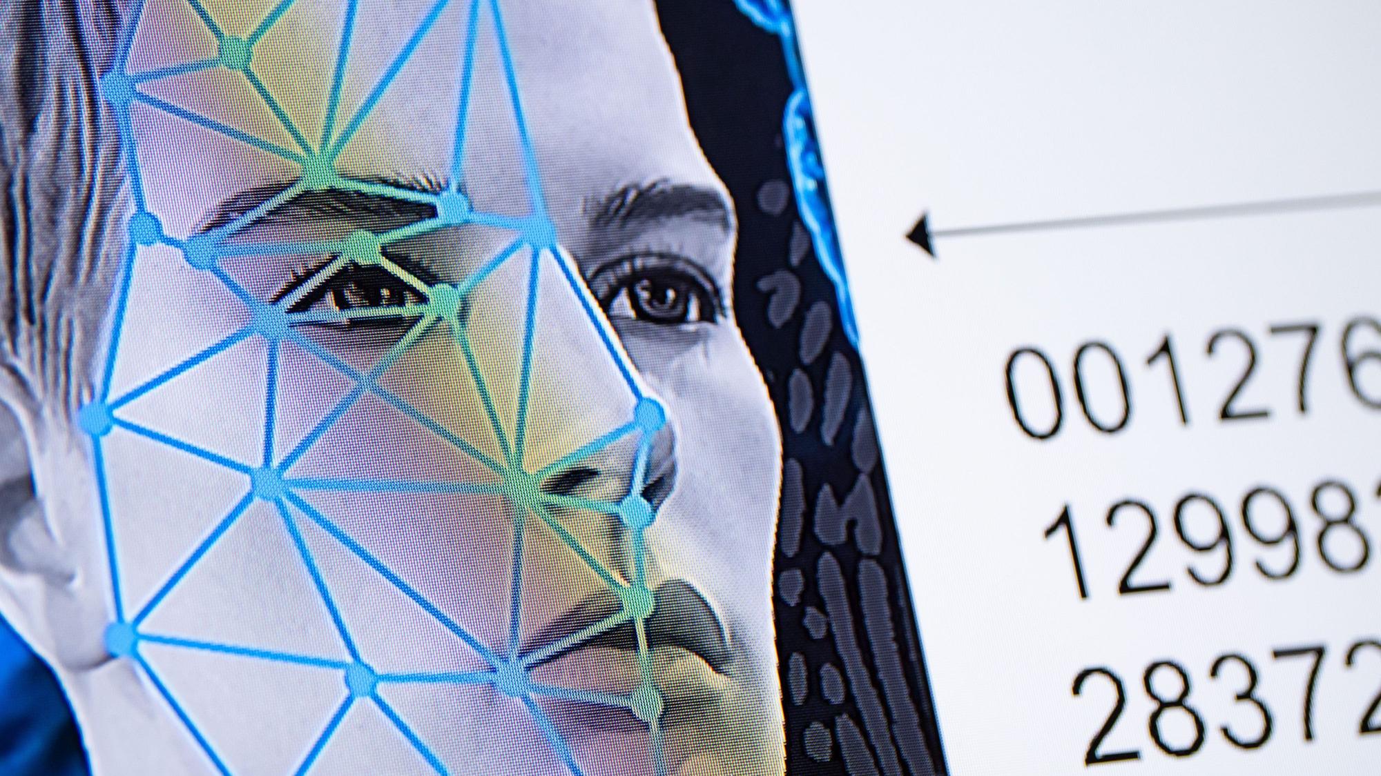 Eine Computergrafik zum Thema Gesichtserkennung ist auf einem Monitor zu sehen.