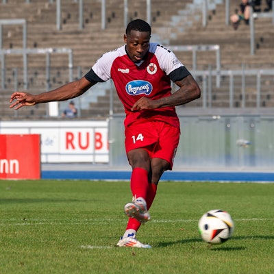 05.09.2024, Fussball: Benefiz Blitz Turnier 2024 des FVM, Saison 2024/2025, im Sportpark Nord in Bonn. Enrique Lofolomo Viktoria Koeln, 14 beim Elfmeter. Foto: Kirchner-Media/TH *** 05 09 2024, Football Benefit Blitz Tournament 2024 of the FVM, season 2024 2025, at the Sportpark Nord in Bonn Enrique Lofolomo Viktoria Koeln, 14 at the penalty kick Photo Kirchner Media TH Copyright: xKirchner-Media/THx