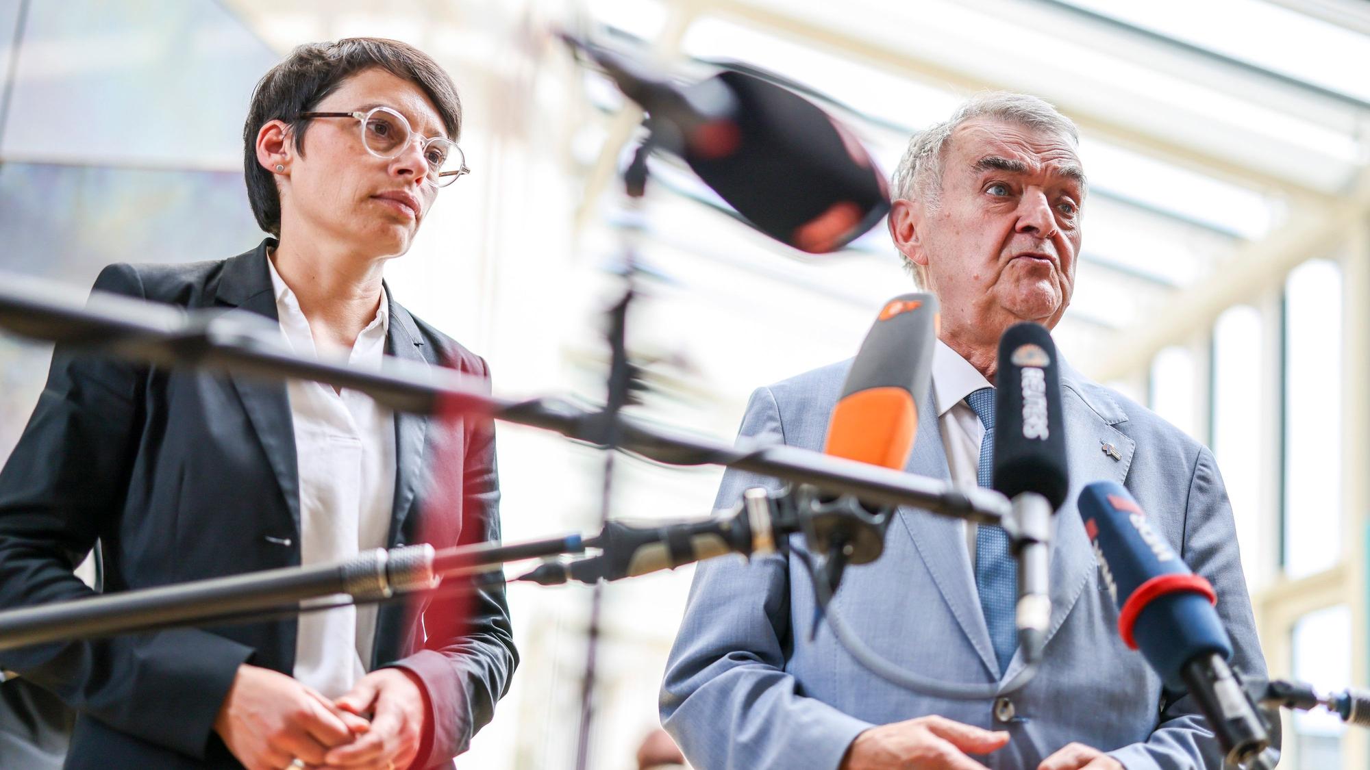 Josefine Paul (Bündnis 90/Die Grünen), Ministerin für Kinder, Jugend, Familie, Flucht und Integration in Nordrhein-Westfalen, und Herbert Reul (CDU), Innenminister von NRW, sprechen zu den Medien nach der Sondersitzung der Ausschüsse für Inneres und Integration im Landtag zum mutmaßliche islamistischen Anschlag in Solingen.