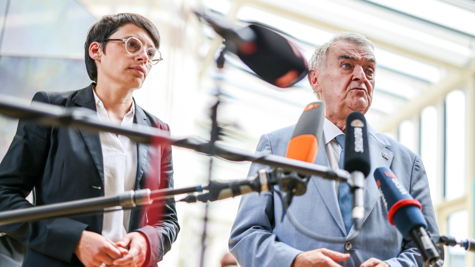 Josefine Paul (Bündnis 90/Die Grünen), Ministerin für Kinder, Jugend, Familie, Flucht und Integration in Nordrhein-Westfalen, und Herbert Reul (CDU), Innenminister von NRW, sprechen zu den Medien.