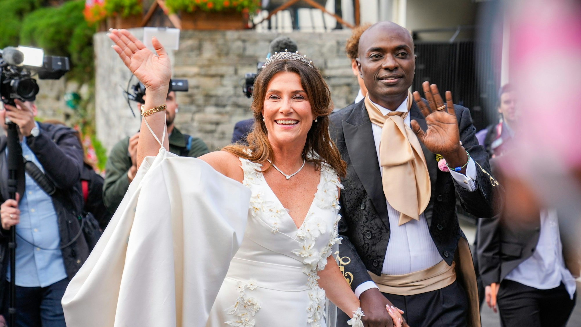 Prinzessin Märtha Louise und Durek Verret kommen zu ihrer Hochzeitsfeier im Hotel Union.