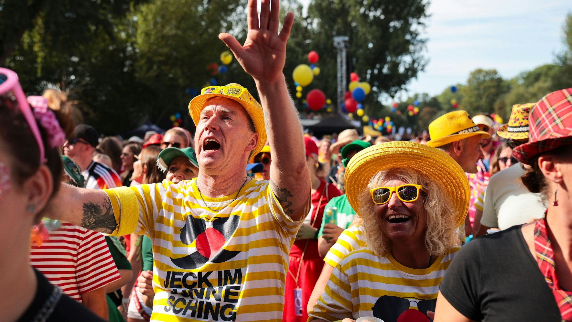 Bei über 25 Grad waren Kostüme mit kurzen Ärmeln eine gute Entscheidung.