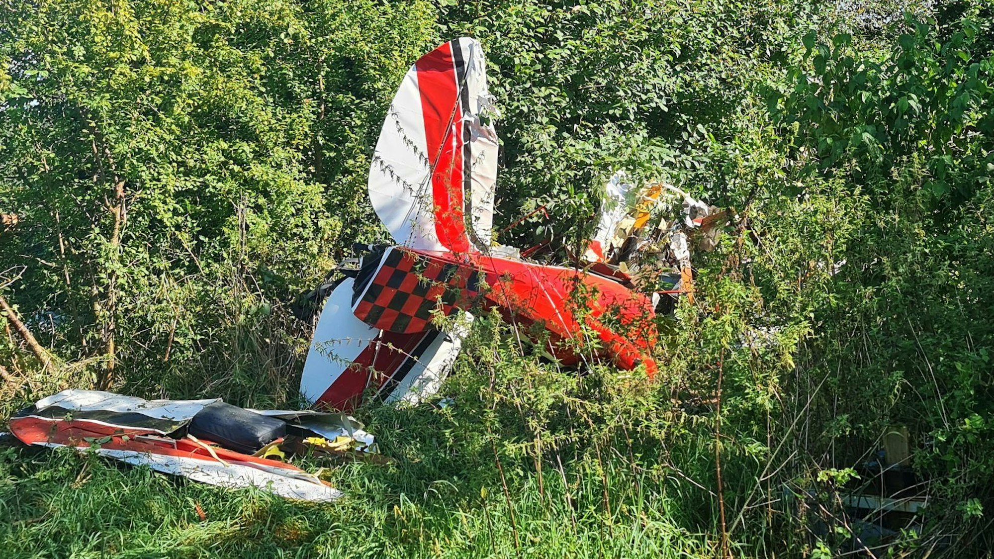 Die Absturzstelle nach dem Absturz eines Kleinflugzeuges.
