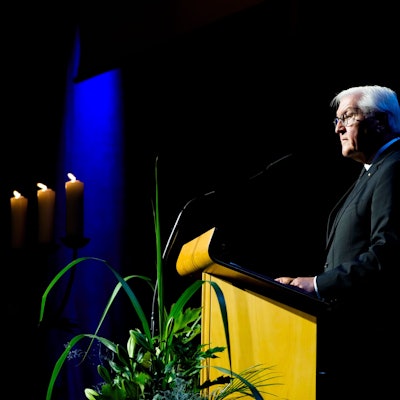 ARCHIV - 01.09.2024, Nordrhein-Westfalen, Solingen: Bundespräsident Frank-Walter Steinmeier spricht während der Gedenkfeier für die  Todesopfer der Messerattacke auf dem Solinger Stadtfest teil.