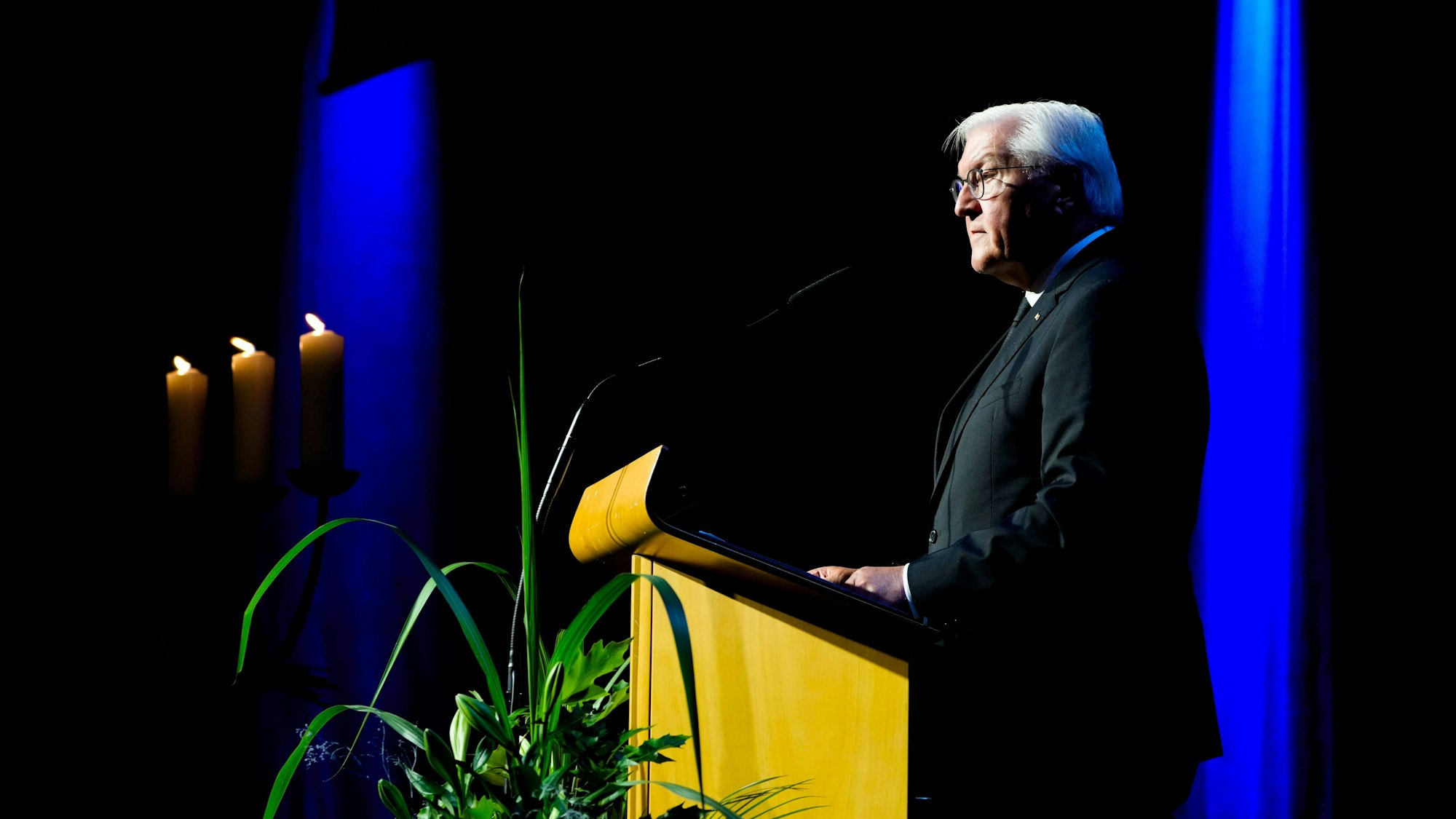ARCHIV - 01.09.2024, Nordrhein-Westfalen, Solingen: Bundespräsident Frank-Walter Steinmeier spricht während der Gedenkfeier für die  Todesopfer der Messerattacke auf dem Solinger Stadtfest teil.