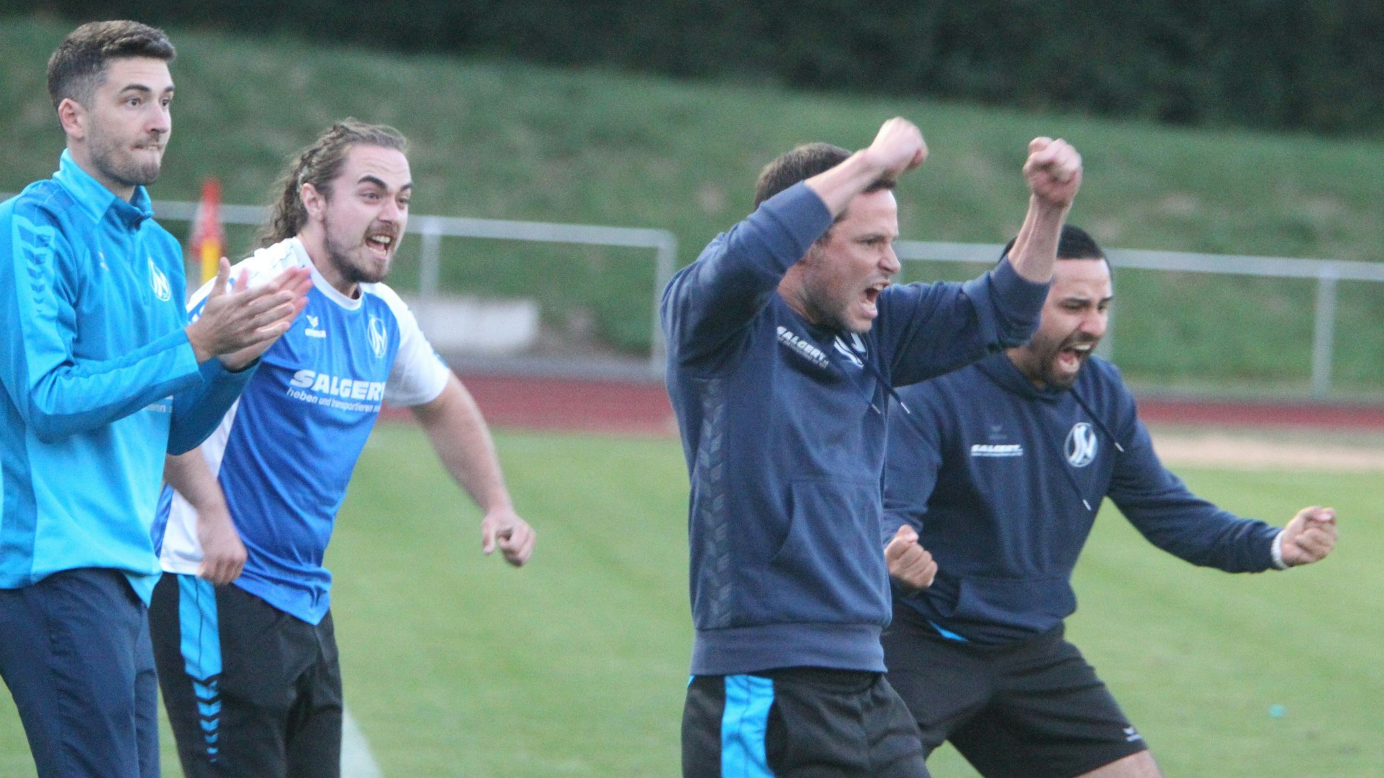 Alexander Otto (Mitte) und der Sportliche Leiter Mehmet Dogan bejubeln das 2:0.