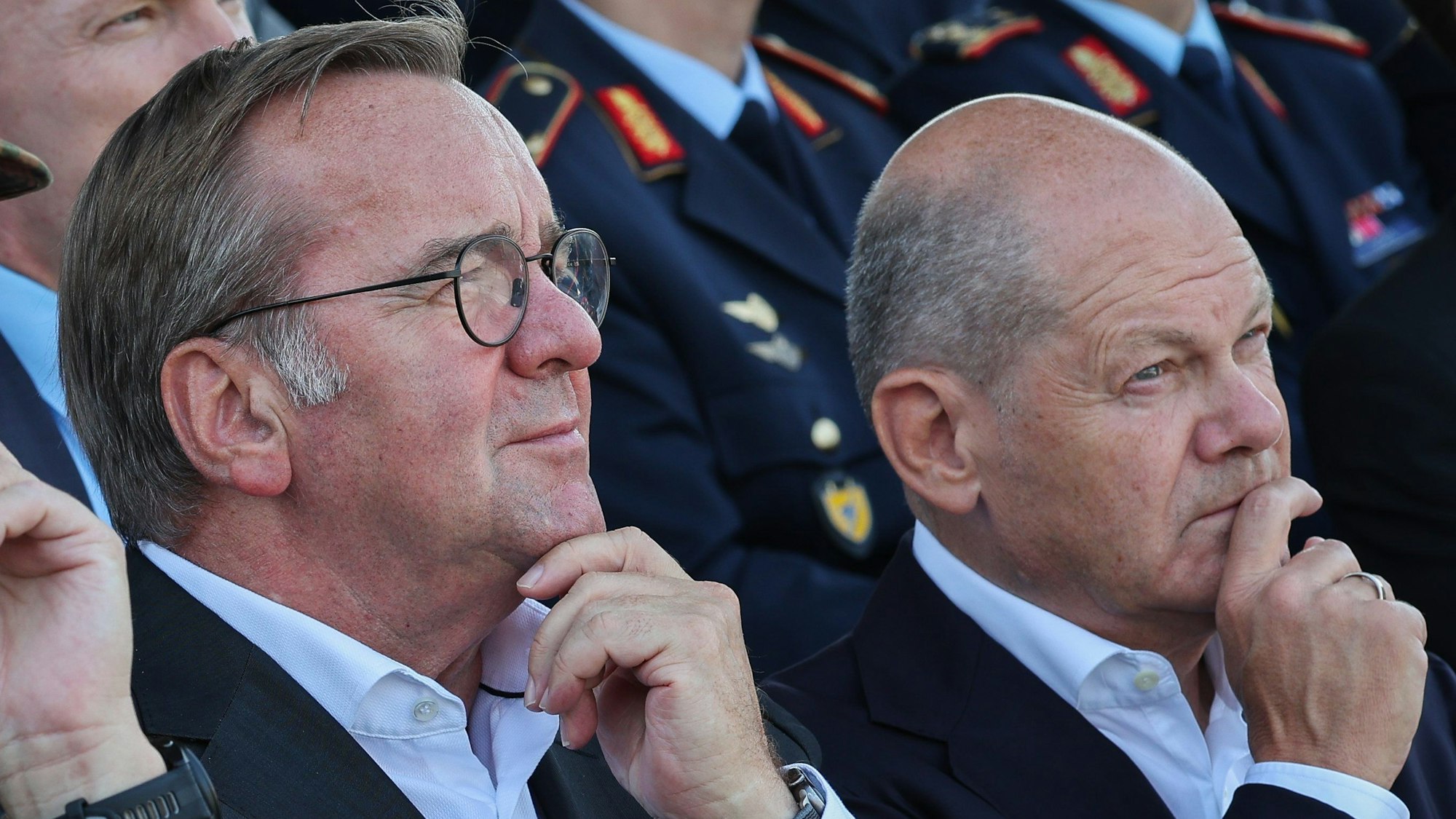 Laut Bundeskanzler Olaf Scholz (SPD, r) unterstützt Parteikollege Boris Pistorius (SPD), Bundesminister der Verteidigung, seine Kandidatur.