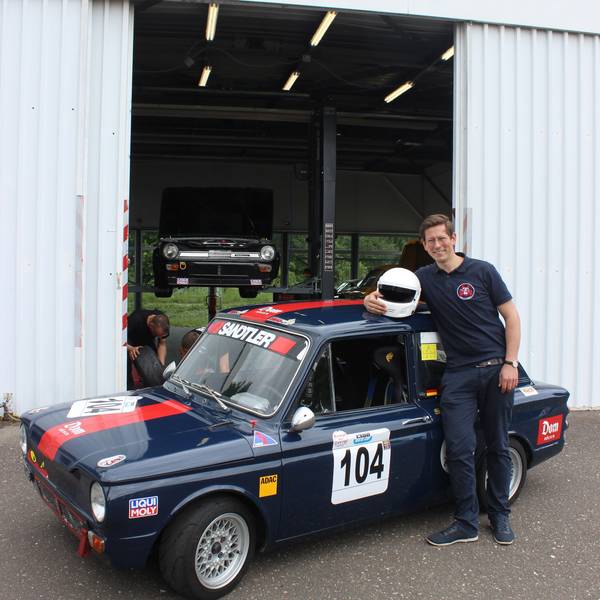 Alte Liebe rostet nicht, Oldtimer-Serie: Nicolas Edel vor seiner Werkstatt in Junkersdorf