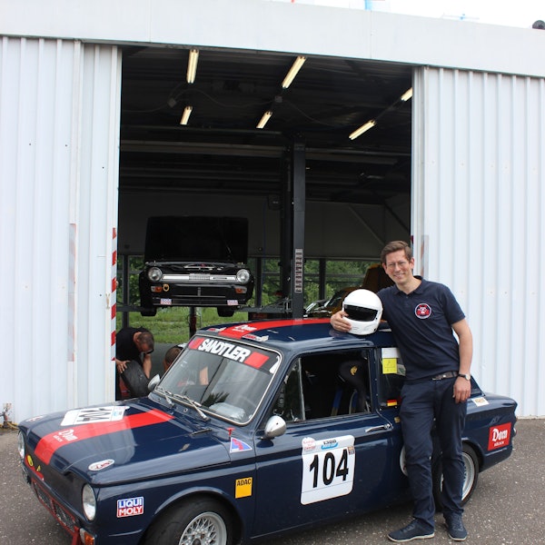 Alte Liebe rostet nicht, Oldtimer-Serie: Nicolas Edel vor seiner Werkstatt in Junkersdorf