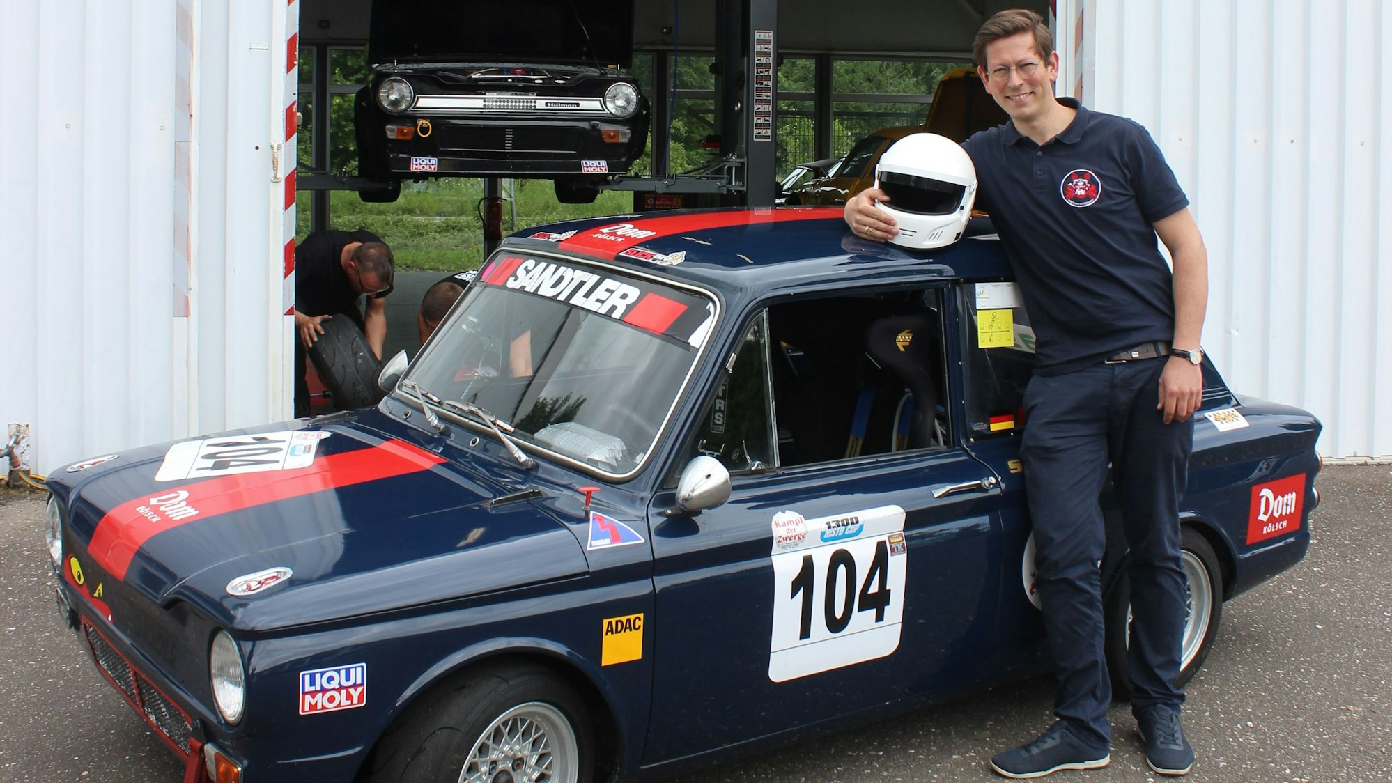 Alte Liebe rostet nicht, Oldtimer-Serie: Nicolas Edel vor seiner Werkstatt in Junkersdorf