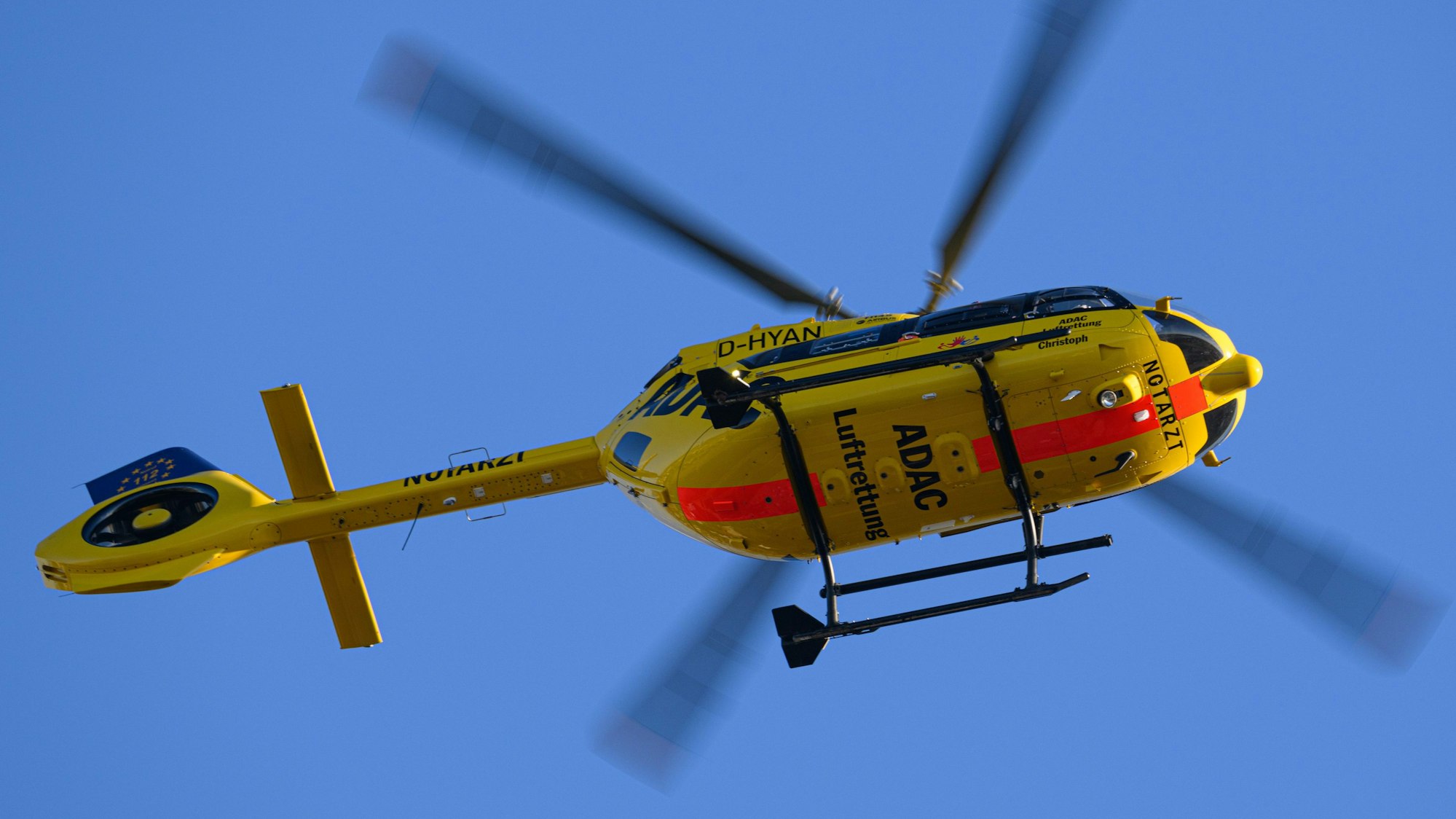 Bei einem Unfall in Wipperfürth-Unterschwarzen wurde der Fahrer eines Motorrollers so schwer verletzt, dass der Mann mit einem Rettungshubschrauber in eine Klinik geflogen werden musste. Das Symbolfoto zeigt einen solchen Hubschrauber.
