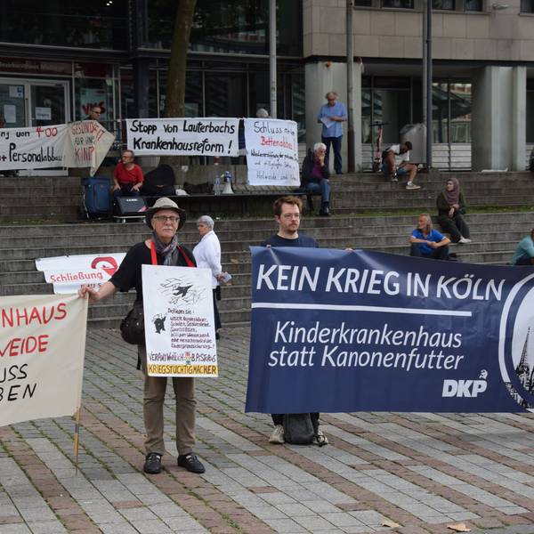 Die SPD hatte zu einer Diskussionsrude über die Gesundheitsversorgung nach Köln-Mülheim eingeladen. Schwerpunkt wurde die Fusion der städtischen Kliniken. Rund 70 Menschen protestierten.