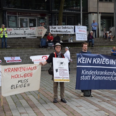 Die SPD hatte zu einer Diskussionsrude über die Gesundheitsversorgung nach Köln-Mülheim eingeladen. Schwerpunkt wurde die Fusion der städtischen Kliniken. Rund 70 Menschen protestierten.
