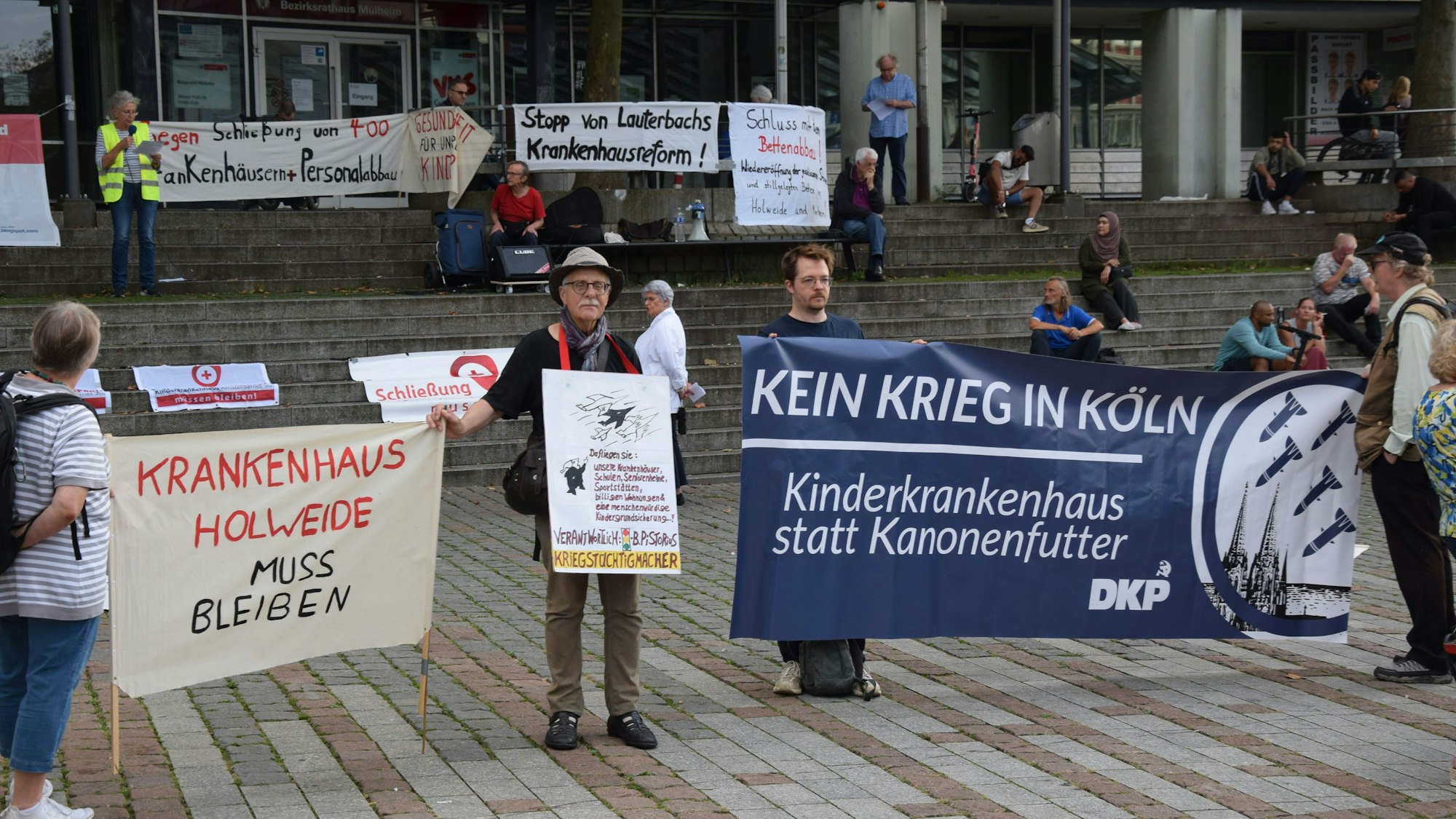 Die SPD hatte zu einer Diskussionsrude über die Gesundheitsversorgung nach Köln-Mülheim eingeladen. Schwerpunkt wurde die Fusion der städtischen Kliniken. Rund 70 Menschen protestierten.
