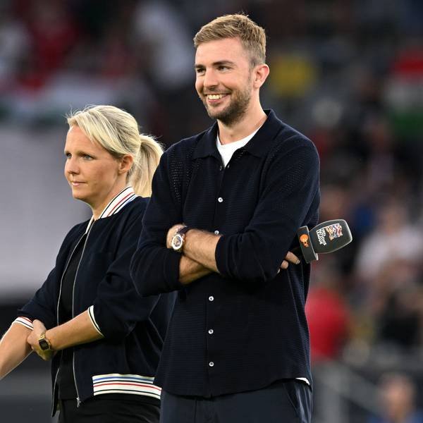 Die ZDF-Fernsehexperten Fritzy Kromp (l) und Christoph Kramer stehen im Stadion. In Düsseldorf startet das DFB-Team in die Nations League.