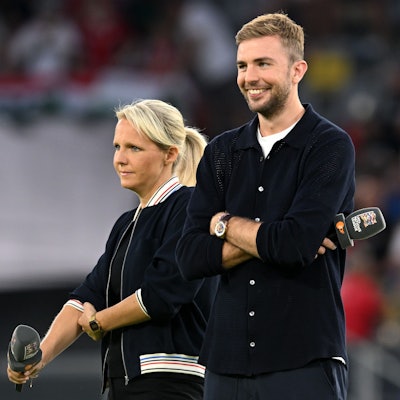 Die ZDF-Fernsehexperten Fritzy Kromp (l) und Christoph Kramer stehen im Stadion. In Düsseldorf startet das DFB-Team in die Nations League.