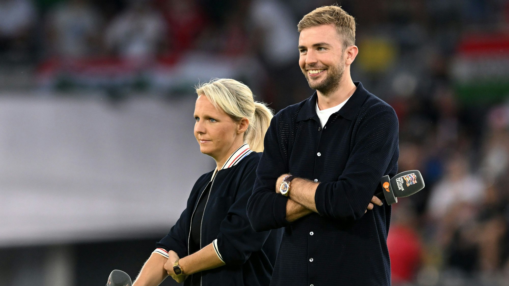 Die ZDF-Fernsehexperten Fritzy Kromp (l) und Christoph Kramer stehen im Stadion. In Düsseldorf startet das DFB-Team in die Nations League.