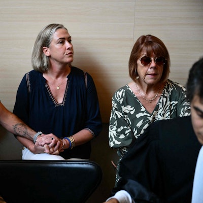 Gisele P. (r.) sitzt neben ihrer Tochter Caroline Darian und ihrem Sohn  im Gerichtsgebäude während des Prozesses gegen ihren Ehemann, der beschuldigt wird, sie fast zehn Jahre lang unter Drogen gesetzt und Fremde eingeladen zu haben, sie in ihrem Haus in Mazan zu vergewaltigen.