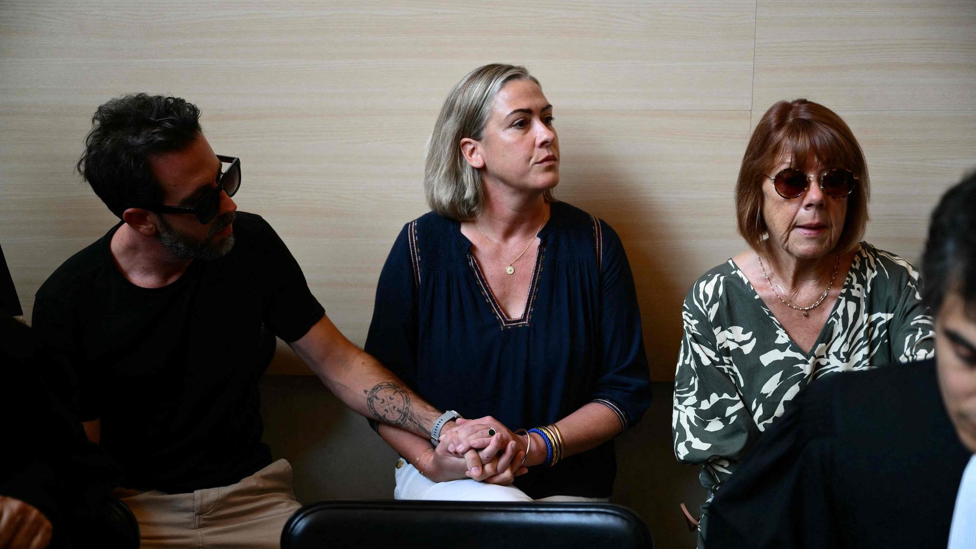 Gisele P. (r.) sitzt neben ihrer Tochter Caroline Darian und ihrem Sohn im Gerichtsgebäude während des Prozesses gegen ihren Ehemann, der beschuldigt wird, sie fast zehn Jahre lang unter Drogen gesetzt und Fremde eingeladen zu haben, sie in ihrem Haus in Mazan zu vergewaltigen.