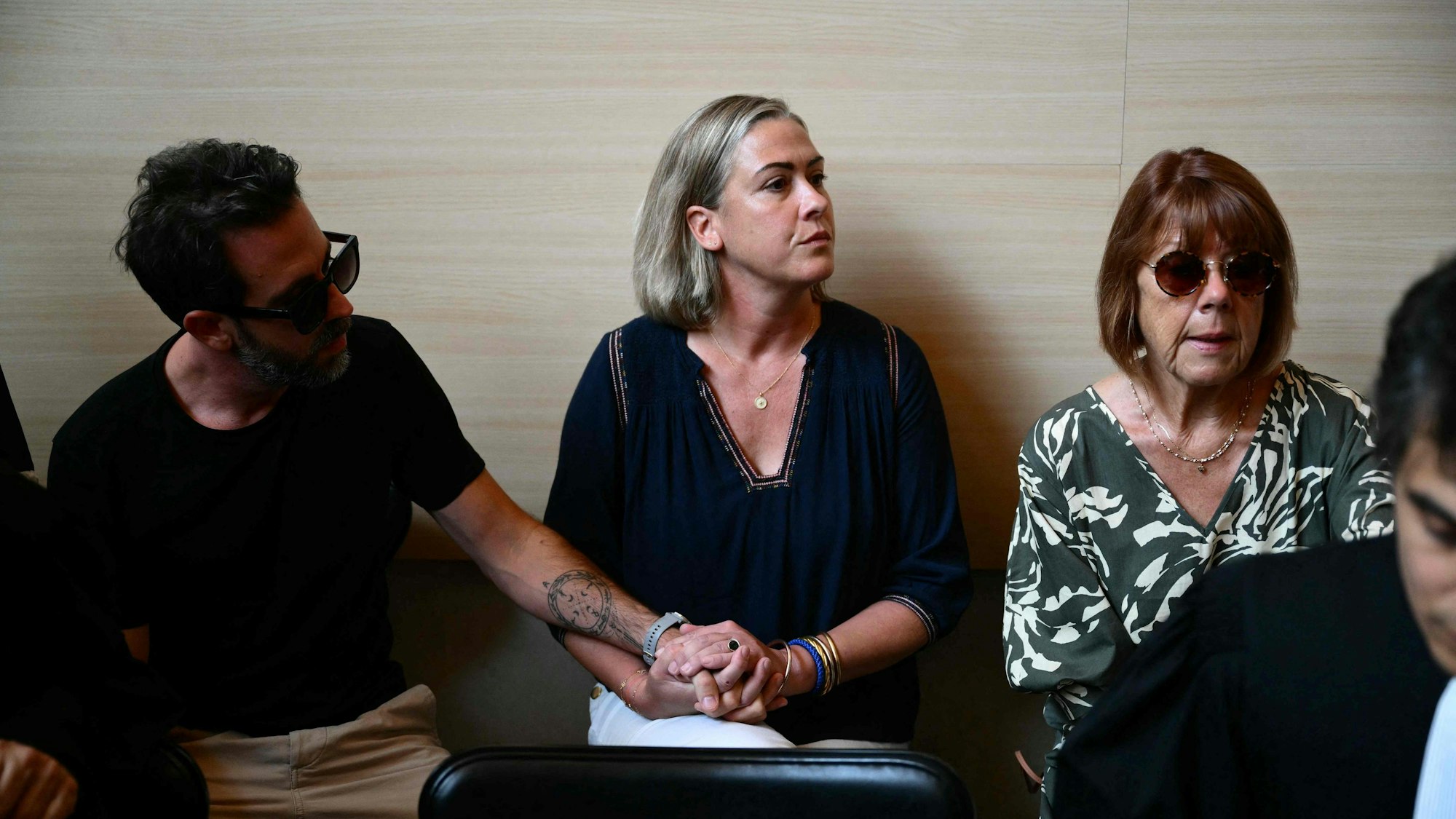 Gisele P. (r.) sitzt neben ihrer Tochter Caroline Darian und ihrem Sohn im Gerichtsgebäude während des Prozesses gegen ihren Ehemann, der beschuldigt wird, sie fast zehn Jahre lang unter Drogen gesetzt und Fremde eingeladen zu haben, sie in ihrem Haus in Mazan zu vergewaltigen.