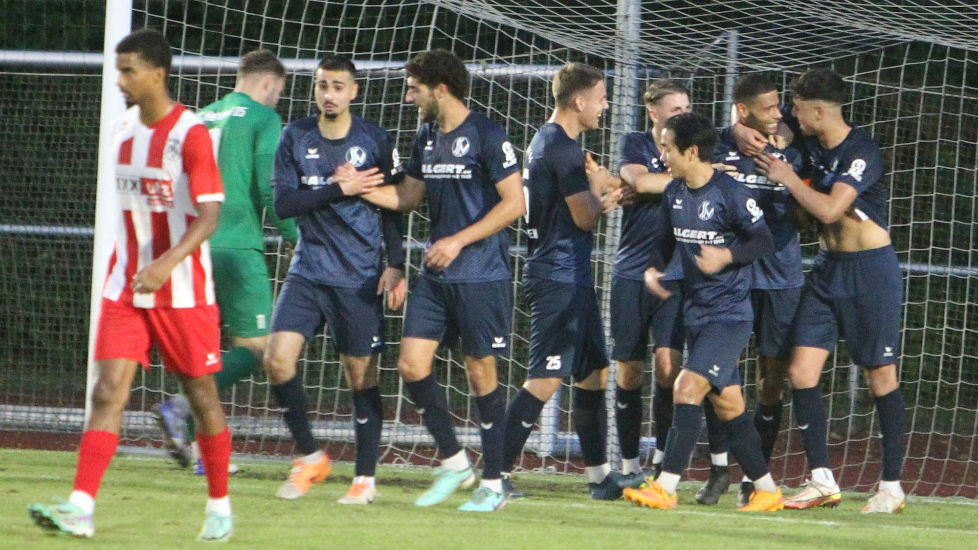 Fußball Mittelrheinliga Lokalderby FC Hennef 05 gegen Siegburg 04 ist nach der Pause mit einem 0:3 schon entscieden. 
Die Siegburger freuen sich über das 3:0