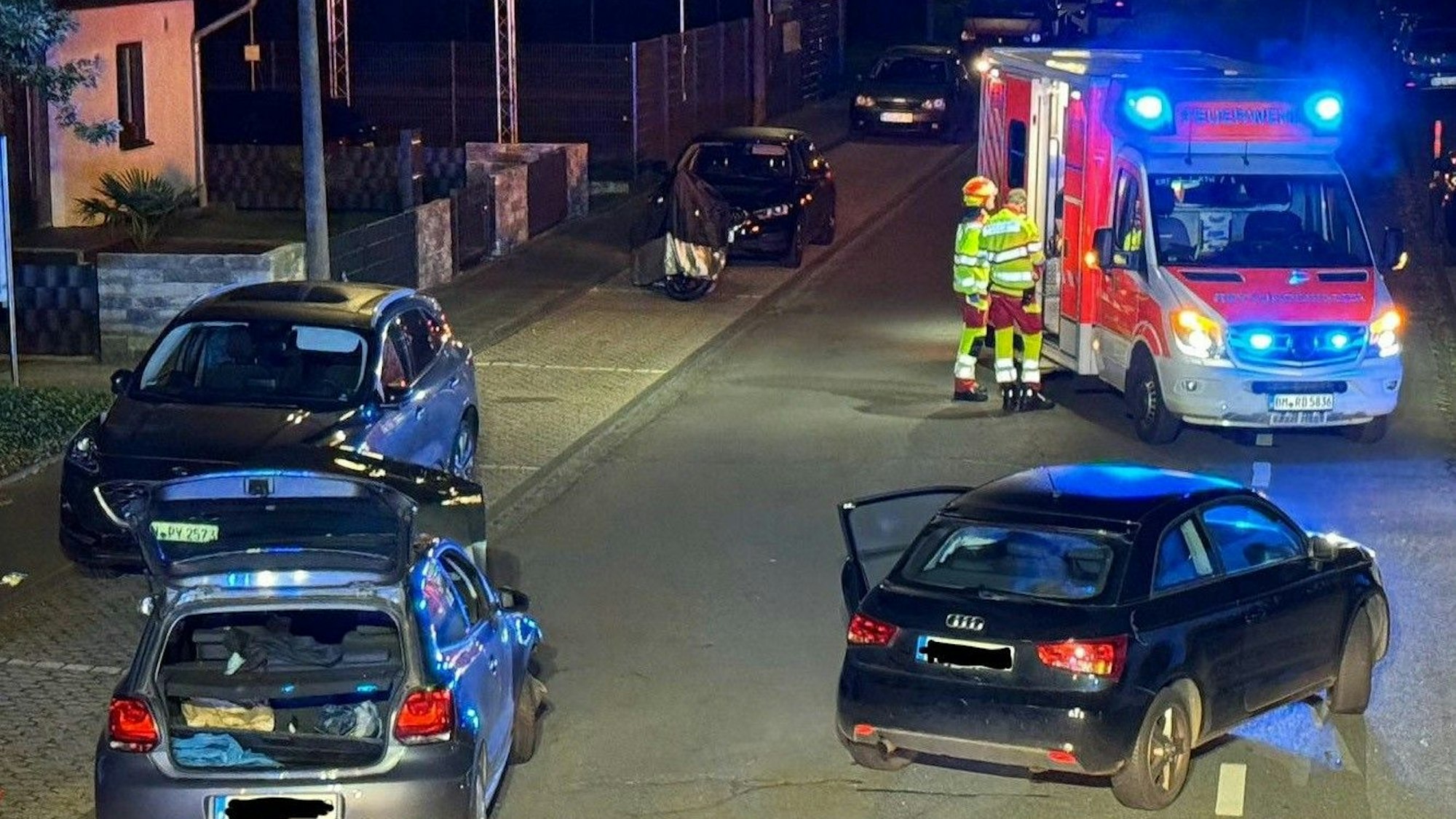 Drei Autos wurden bei dem Unfall in Erftstadt-Lechenich beschädigt.