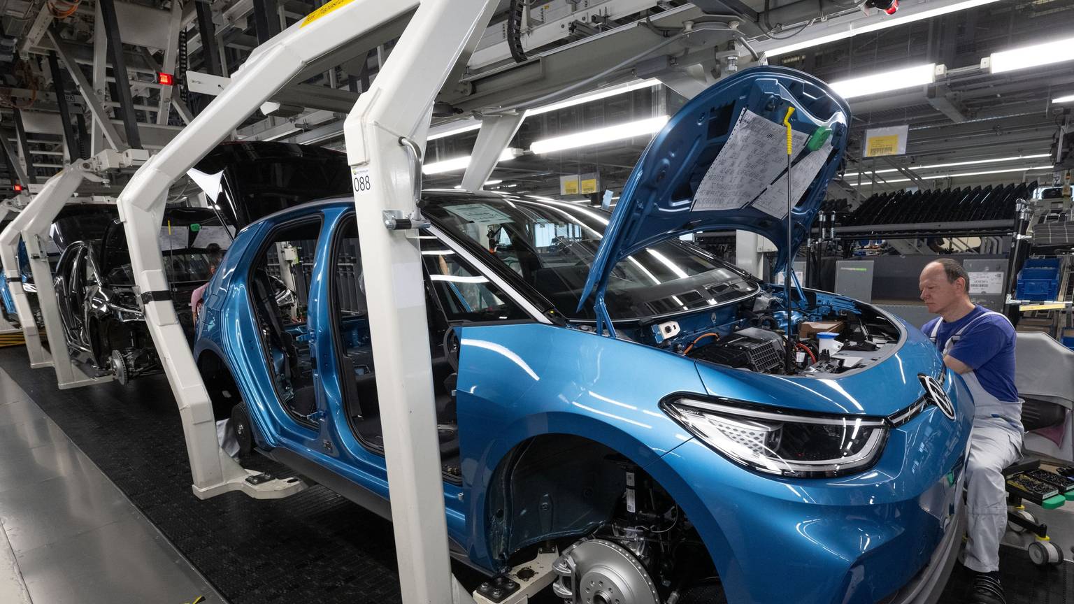 ARCHIV - 24.05.2023, Sachsen, Zwickau: Ein Modell der neuen Generation des ID.3 wird im Werk von Volkswagen in Zwickau montiert. (zu dpa: «Auftragsbestand der deutschen Industrie geht weiter zurück») Foto: Hendrik Schmidt/dpa +++ dpa-Bildfunk +++