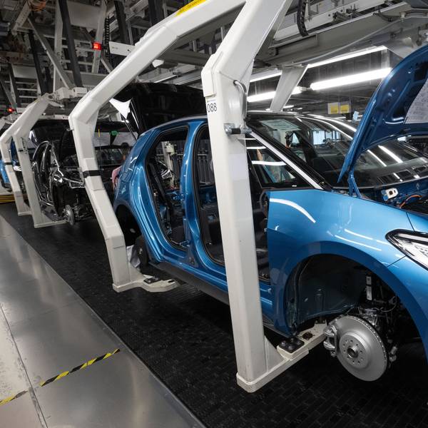 ARCHIV - 24.05.2023, Sachsen, Zwickau: Ein Modell der neuen Generation des ID.3 wird im Werk von Volkswagen in Zwickau montiert. (zu dpa: «Auftragsbestand der deutschen Industrie geht weiter zurück») Foto: Hendrik Schmidt/dpa +++ dpa-Bildfunk +++