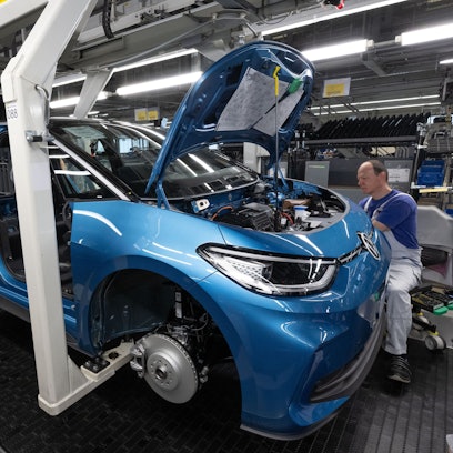 ARCHIV - 24.05.2023, Sachsen, Zwickau: Ein Modell der neuen Generation des ID.3 wird im Werk von Volkswagen in Zwickau montiert. (zu dpa: «Auftragsbestand der deutschen Industrie geht weiter zurück») Foto: Hendrik Schmidt/dpa +++ dpa-Bildfunk +++