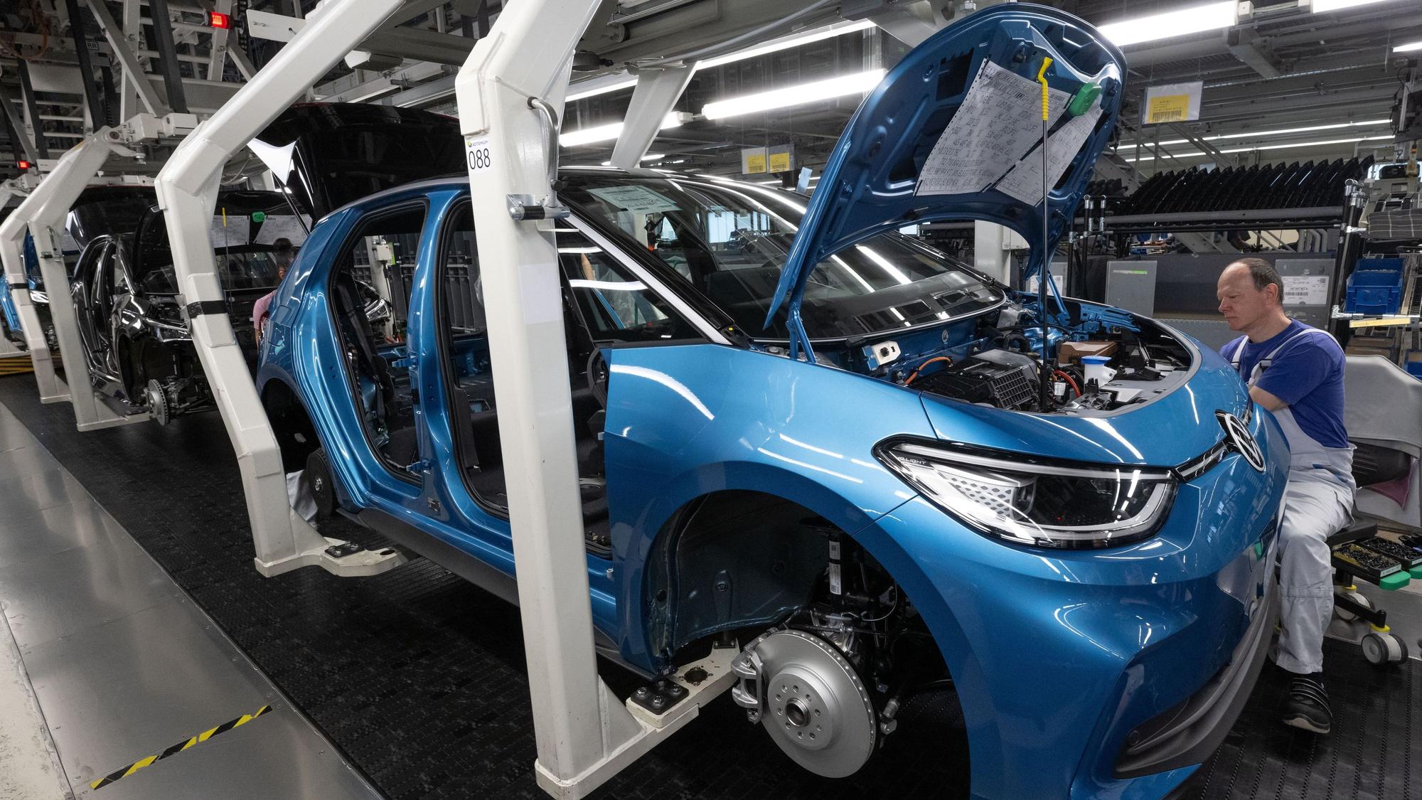 ARCHIV - 24.05.2023, Sachsen, Zwickau: Ein Modell der neuen Generation des ID.3 wird im Werk von Volkswagen in Zwickau montiert. (zu dpa: «Auftragsbestand der deutschen Industrie geht weiter zurück») Foto: Hendrik Schmidt/dpa +++ dpa-Bildfunk +++