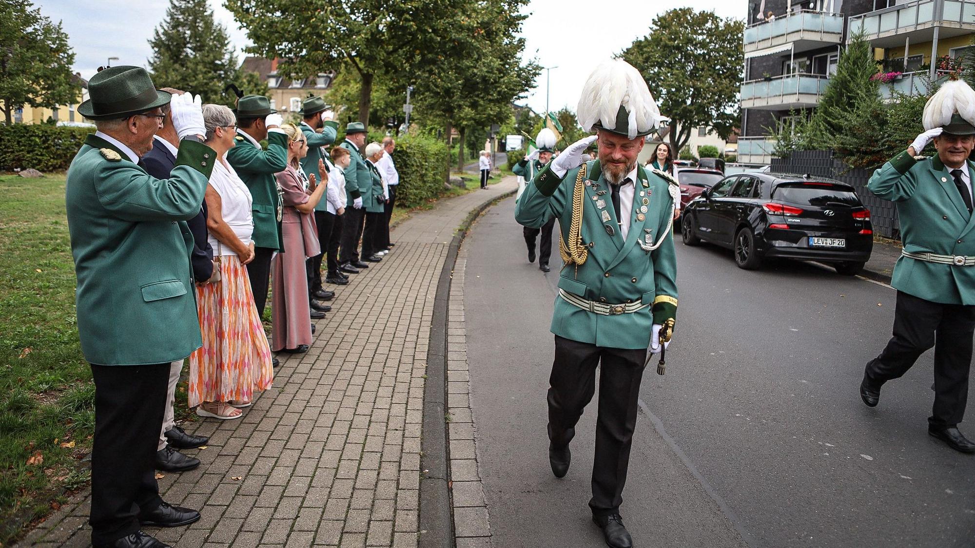 Festzug der Schützenbrüderschaft Rheindorf. Die Könige wurden auf dem Weg eingesammelt und zum Schützenplatz gebracht.