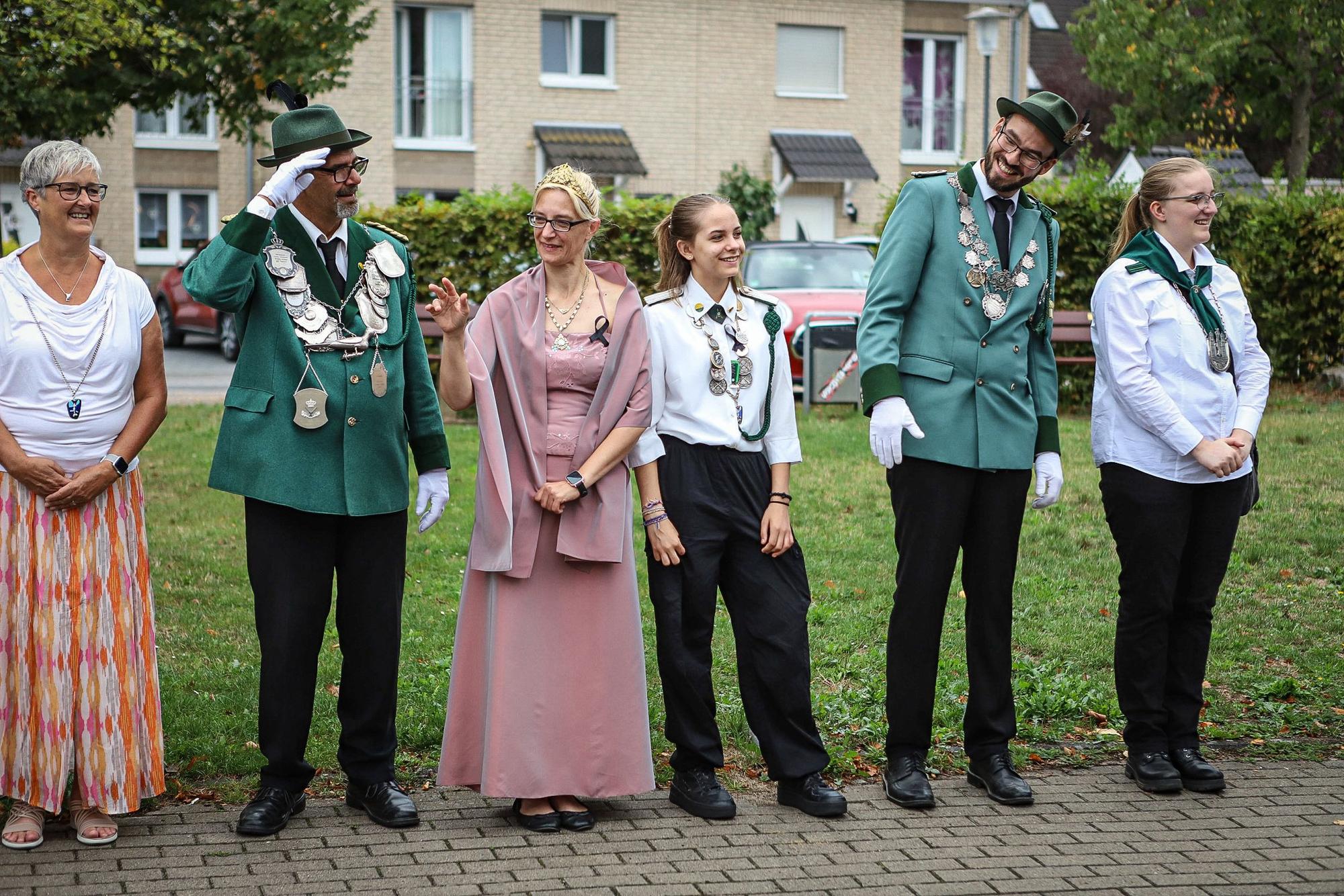 André Dörner-Wiebusch (2.v.l) ist neuer Rheindorfer Schützenkönig, Lucy Dörner (3.v.r.) neue Schülerprinzessin.
