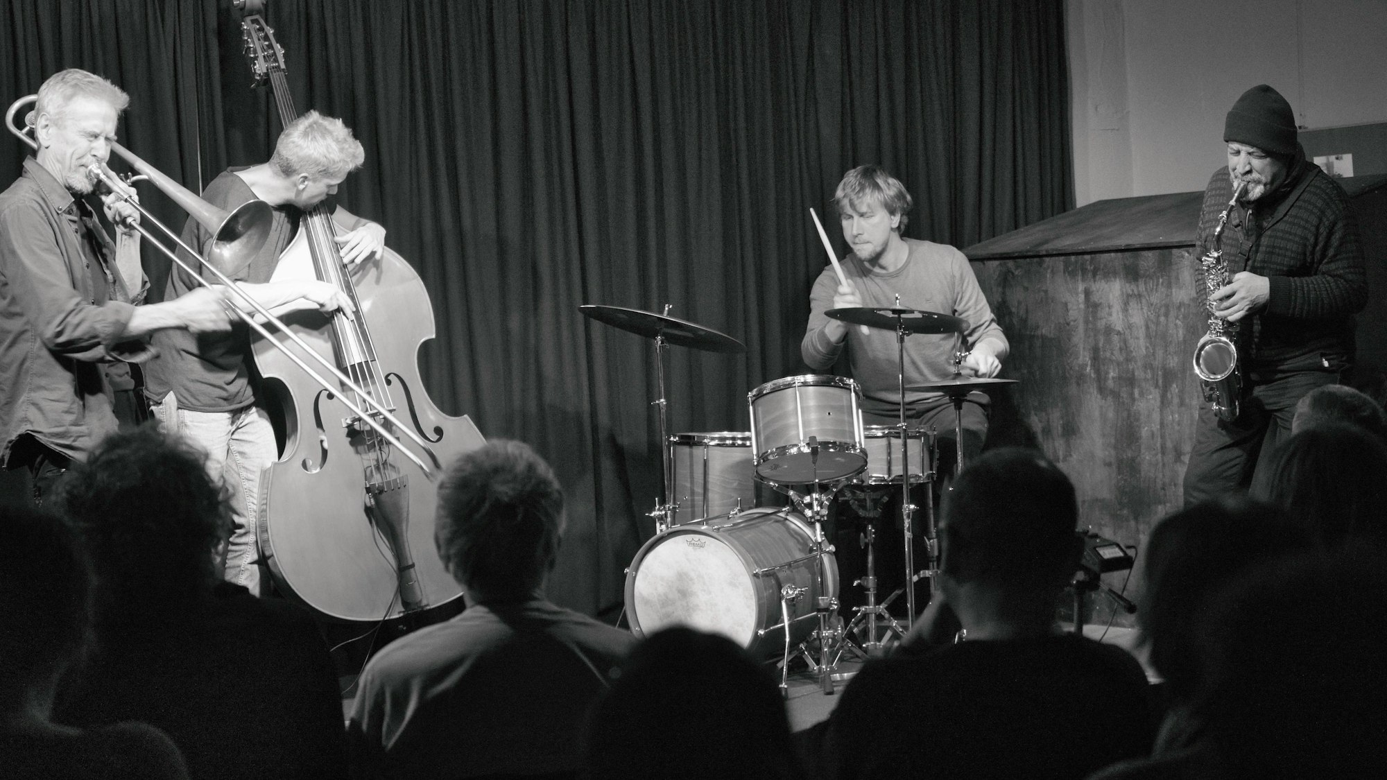 Ein Jazzquartett auf der Bühne.