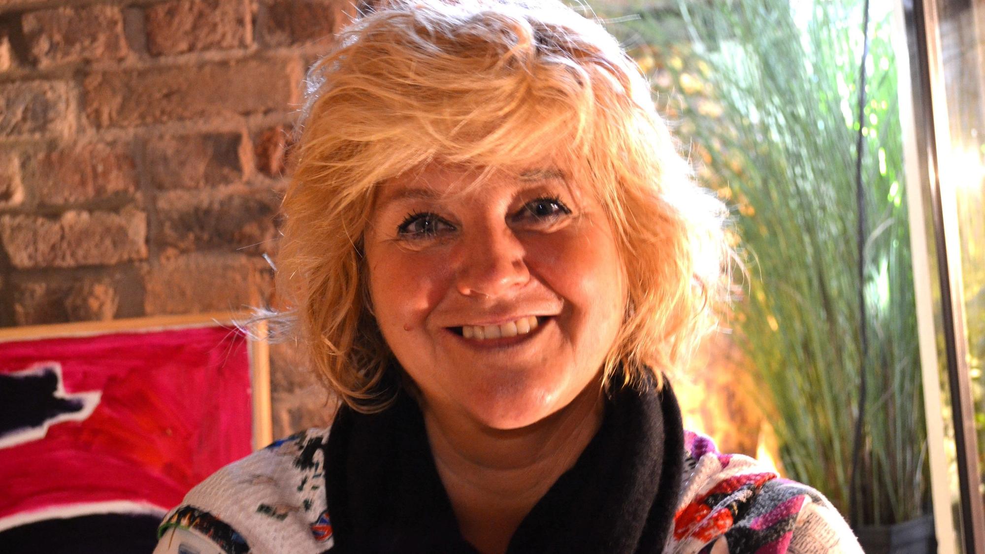 Da Porträtfoto einer blonden Frau.