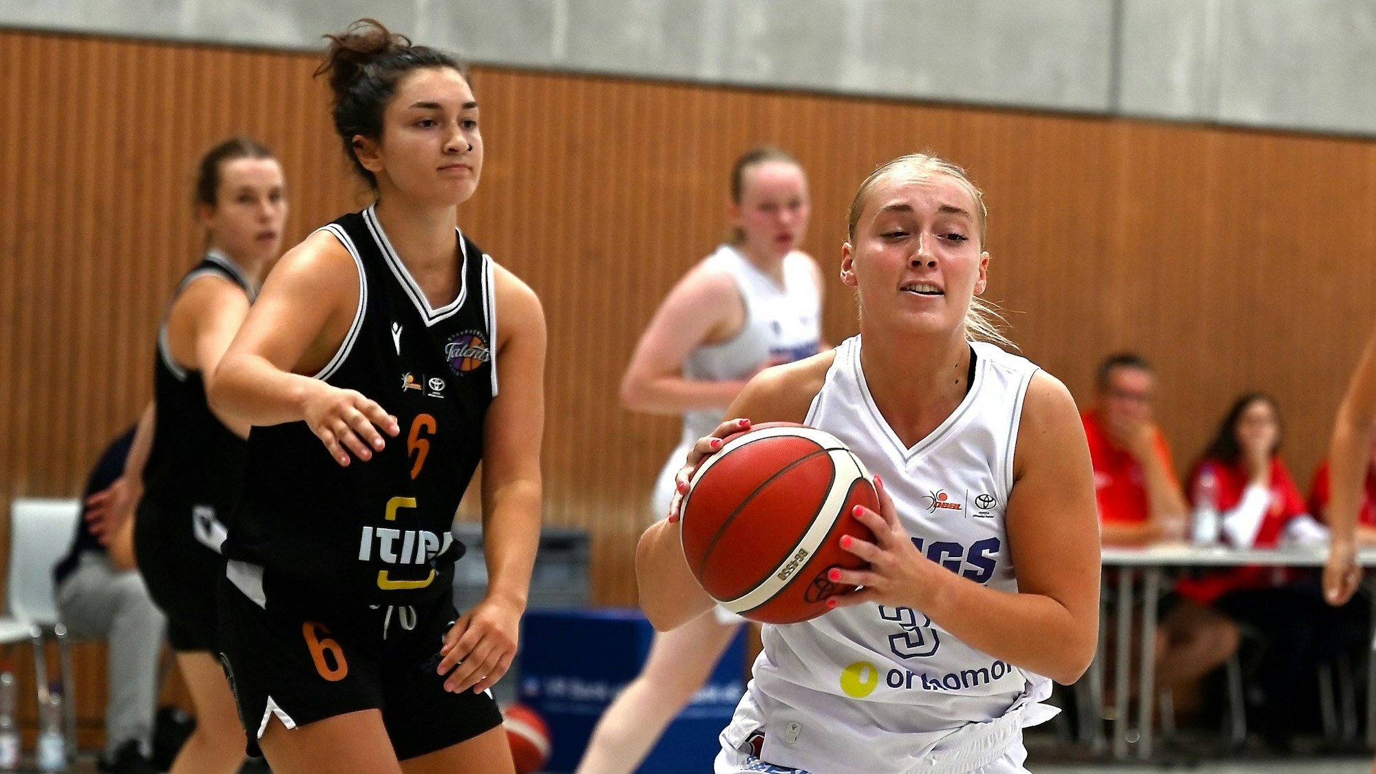 30.08.2024, Basketball-Wings Leverkusen - Rhöndorf
rechts: Hannah Belanger (Wings)
Foto: Uli Herhaus