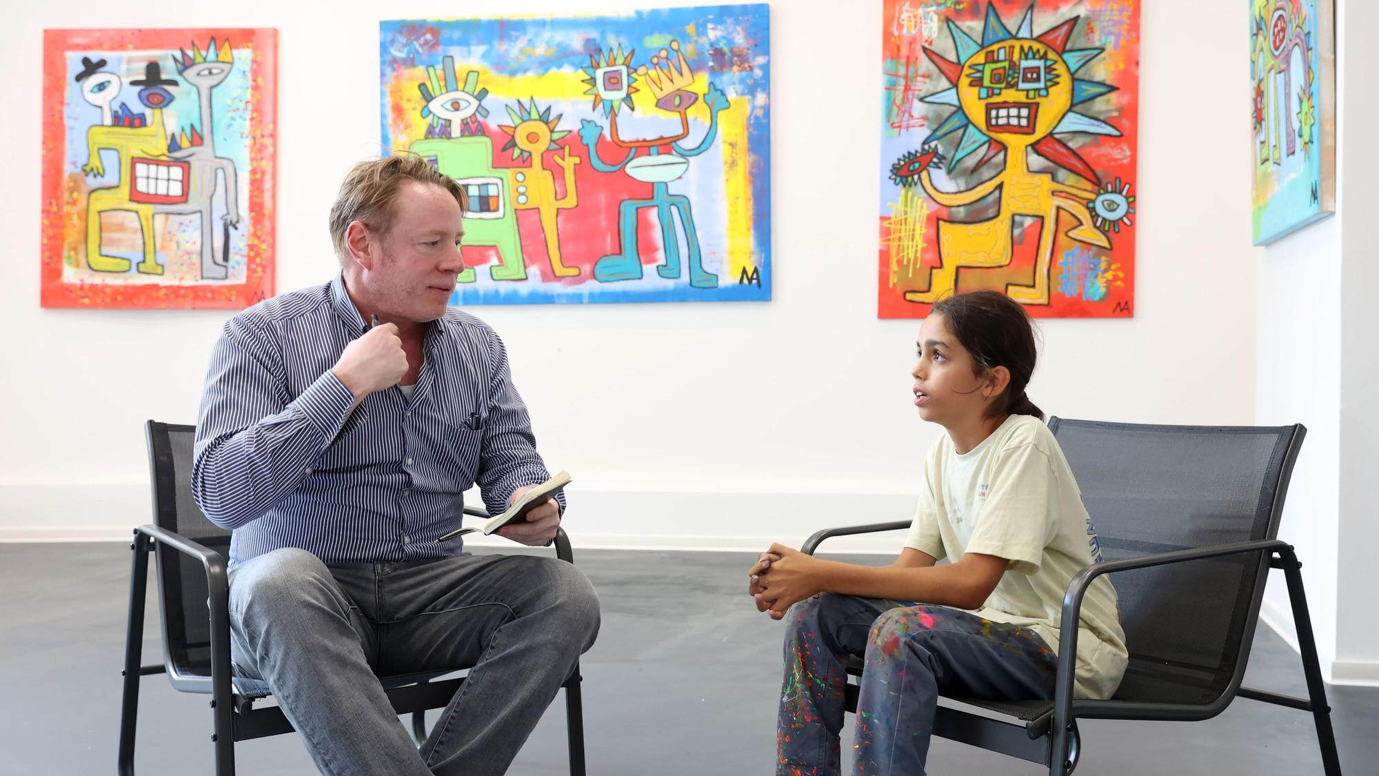 Express-Chefreporter Philipp Meckert im Gespräch mit Mikail Akar in der Gallery Ehren Art.