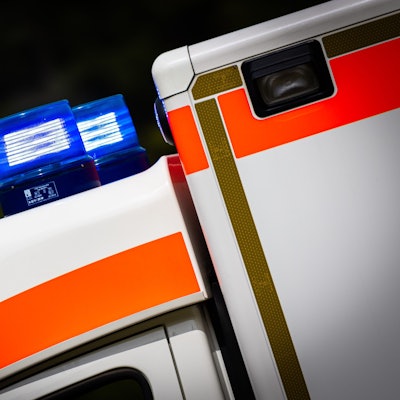 Eingeschaltetes Blaulicht an einem Rettungswagen.