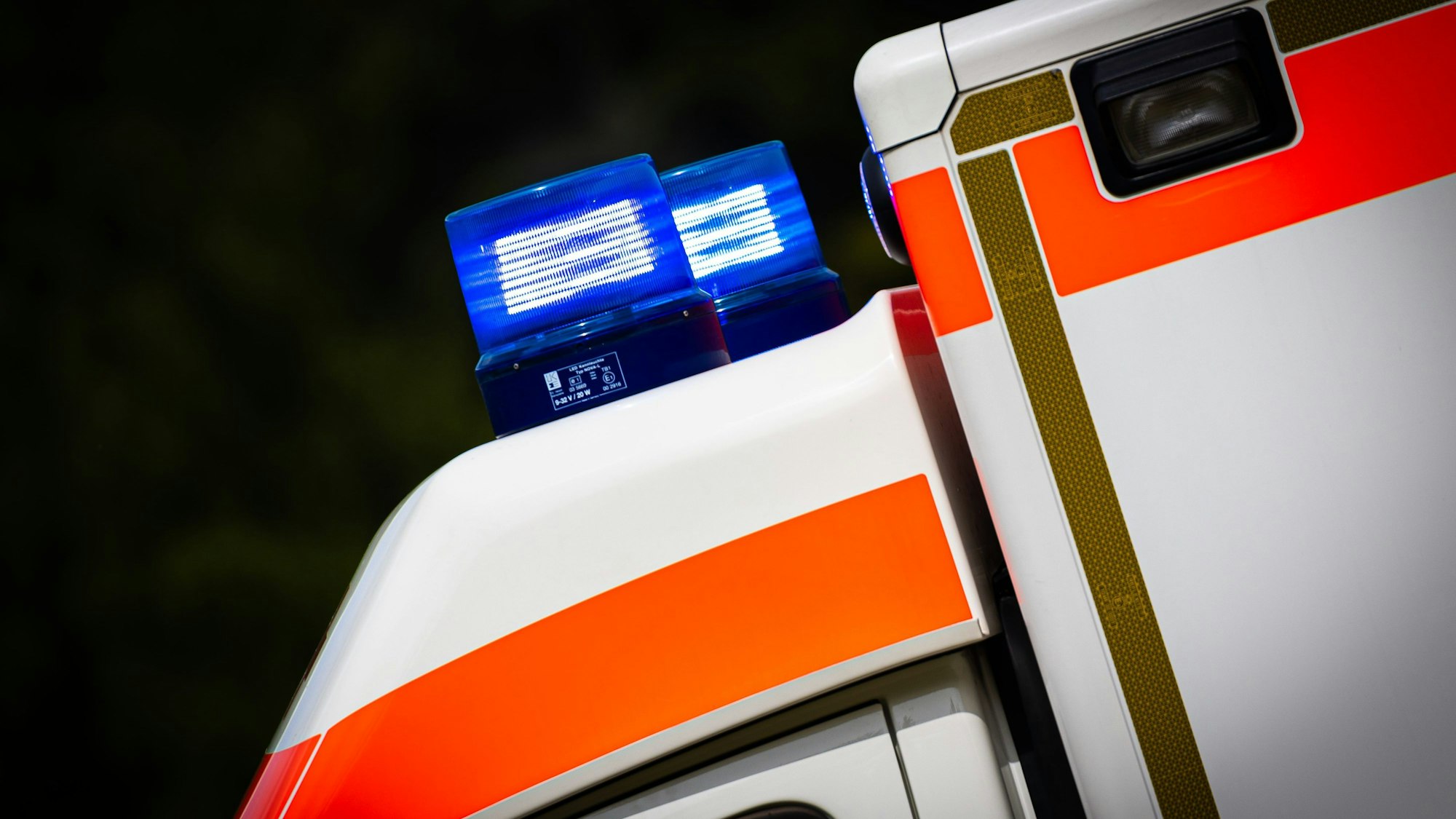 Eingeschaltetes Blaulicht an einem Rettungswagen.