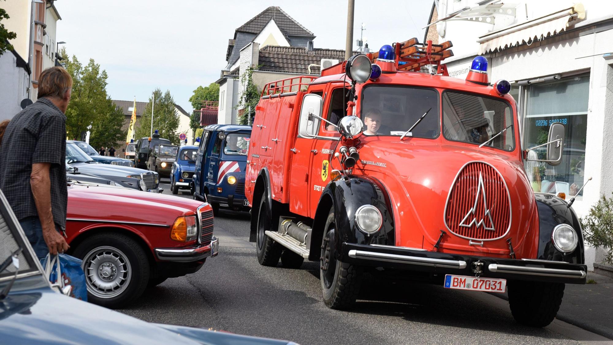 Zum Blaulichtkorso fuhren ausgediente Einsatzfahrzeuge von Polizei, Feuerwehr und Rettungsdienst durch die Innenstadt.