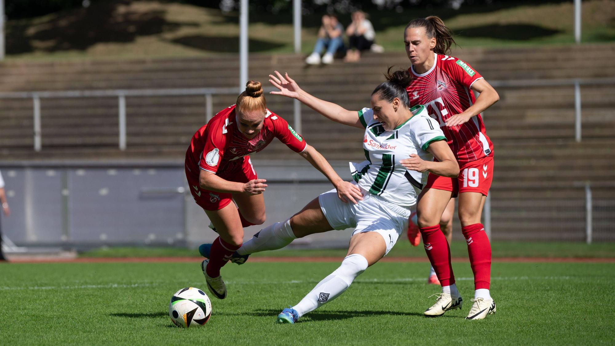 Kölns Laura Vogt (links) bearbeitet Gladbachs Stürmerin Flaka Aslanaj.