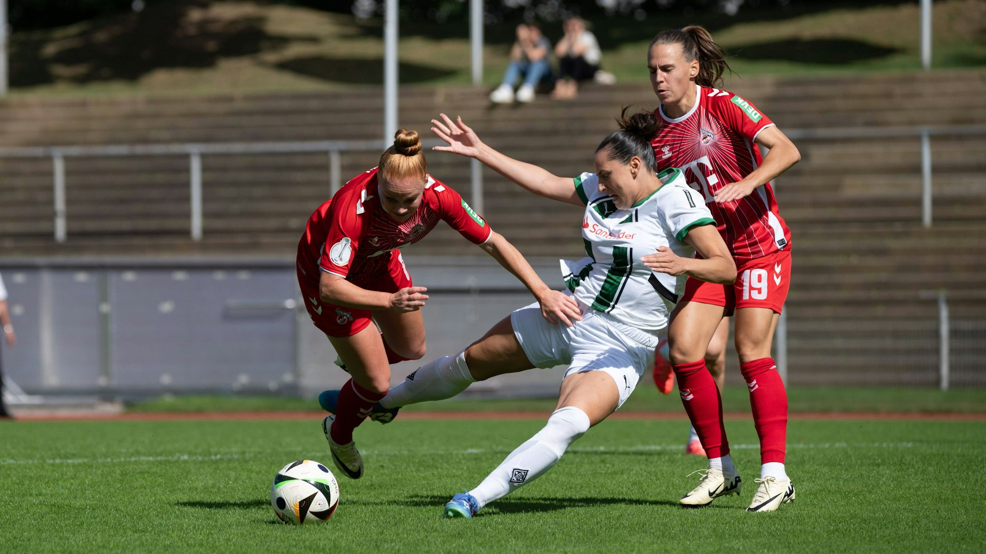 Kölns Laura Vogt (links) bearbeitet Gladbachs Stürmerin Flaka Aslanaj.