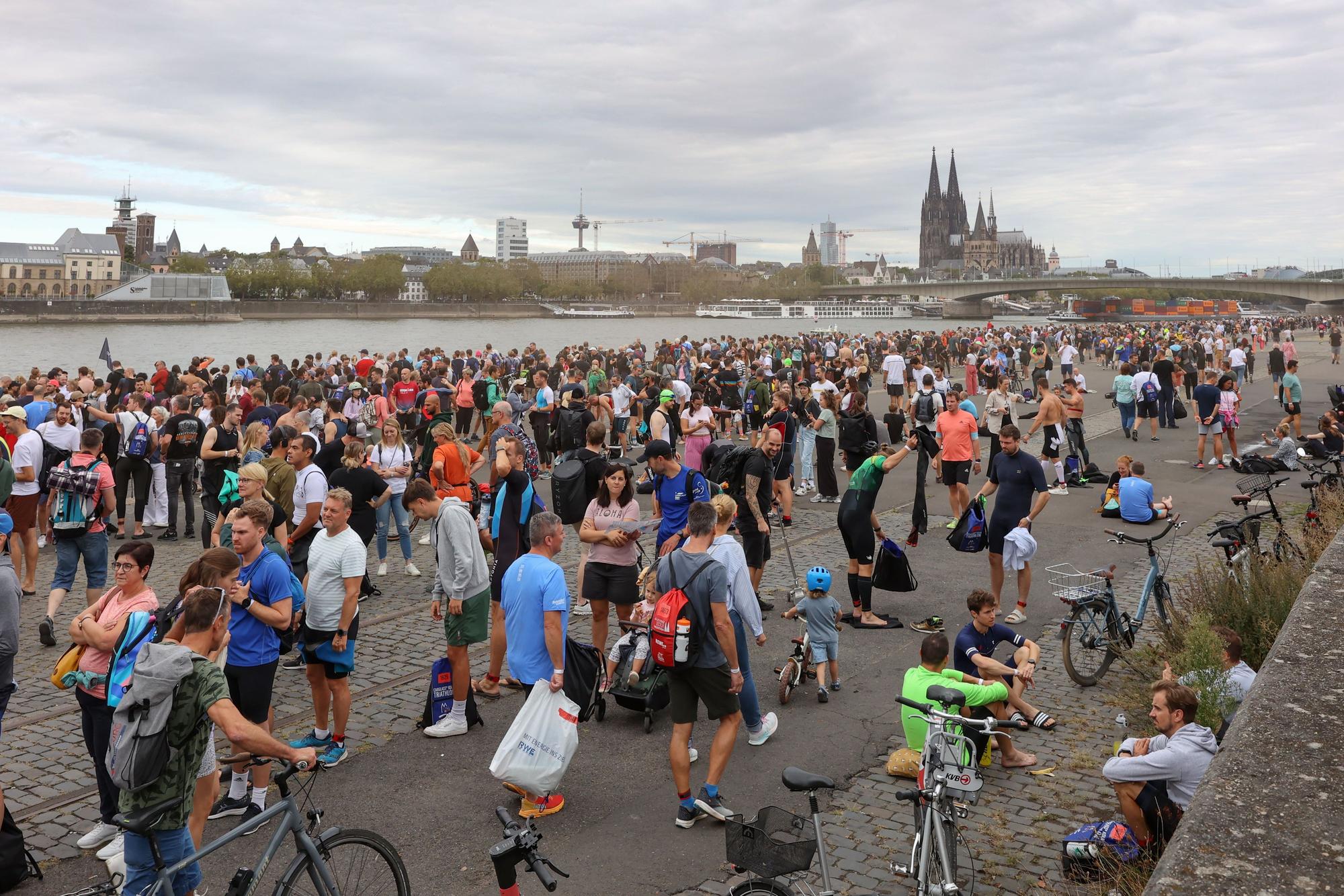 Besucher des Kölner Triathlons am Deutzer Hafen.